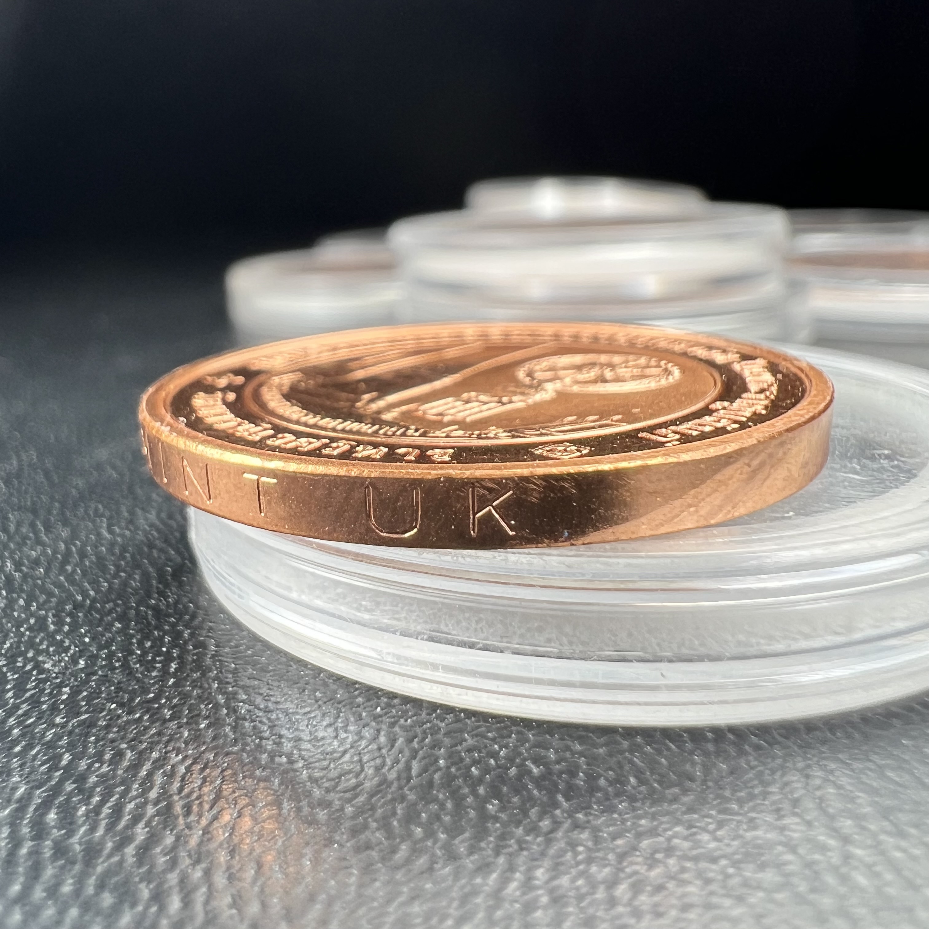 เหรียญพระแก้วมรกต ทรงเครื่องฤดูหนาว หลัง สธ.รุ่นเฉลิมพระเกียรติ ออกโดยมูลนิธิวิทยาเขตสิรินธรราชวิทยาลัย ในพระบรมราชูปถัมภ์ วัดบวรนิเวศวิหาร ปี 2538 เนื้อทองแดงบริสุทธิ์ 99.50% ขัดเงาสามมิติ ขนาด 2.7 ซม.ผลิตโดยโรงกษาปณ์ POB JOY MINT LTD.UK ประเทศอังกฤษ(เหร