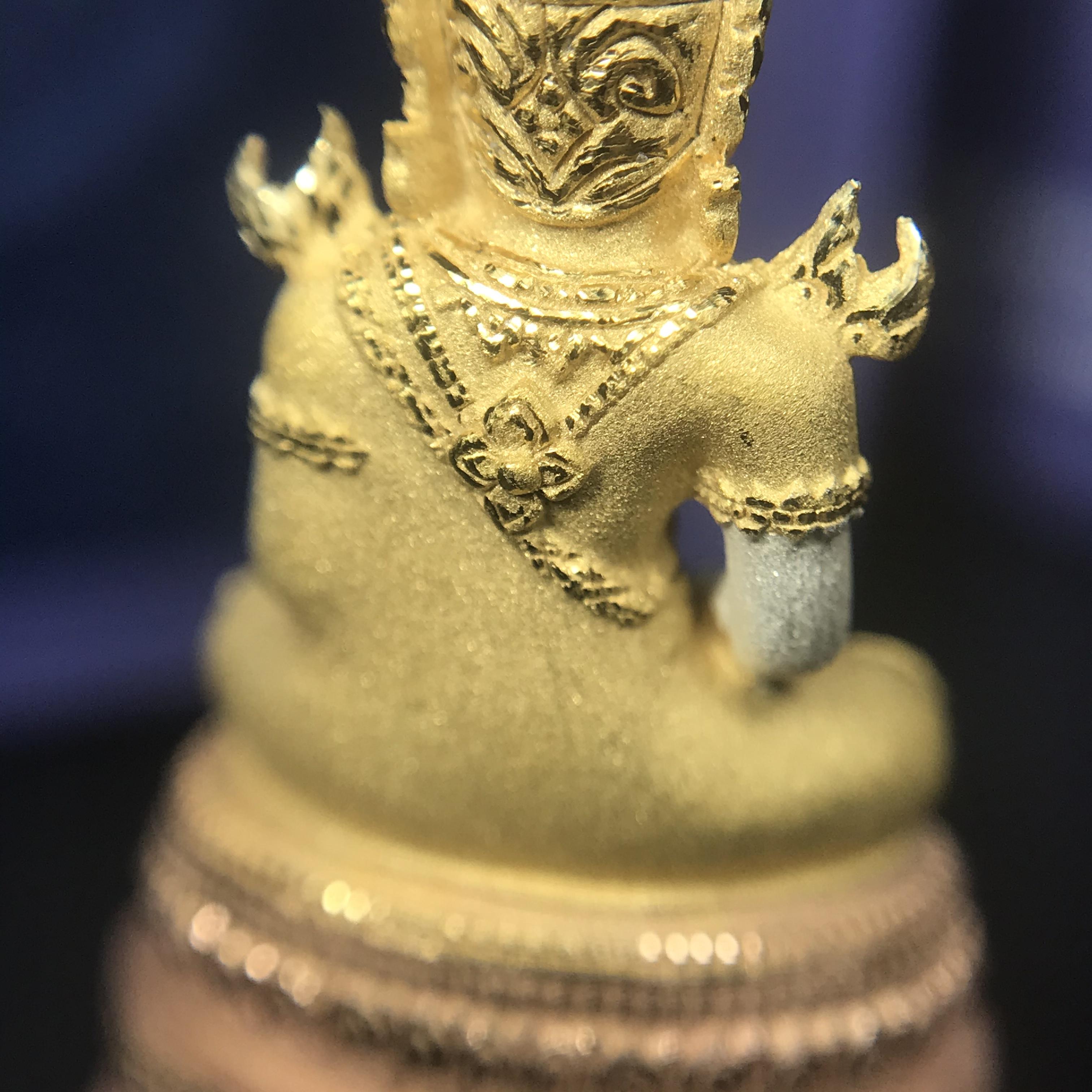 พระแก้วมรกต ภปร. ปี2547 จัดสร้างโดย รพ.ภูมิพลฯ เนื้อเงิน (3 กษัตริย์)ลอยองค์ หน้าตัก 1/2 นิ้ว (สภาพสวย กล่องบรรจุเดิมครบสมบูรณ์) (1ใน3000องค์)องค์หมายเลขมหามงคล 999 (ตองเก้า)เจริญเก้าหน้าในทุกด้าน