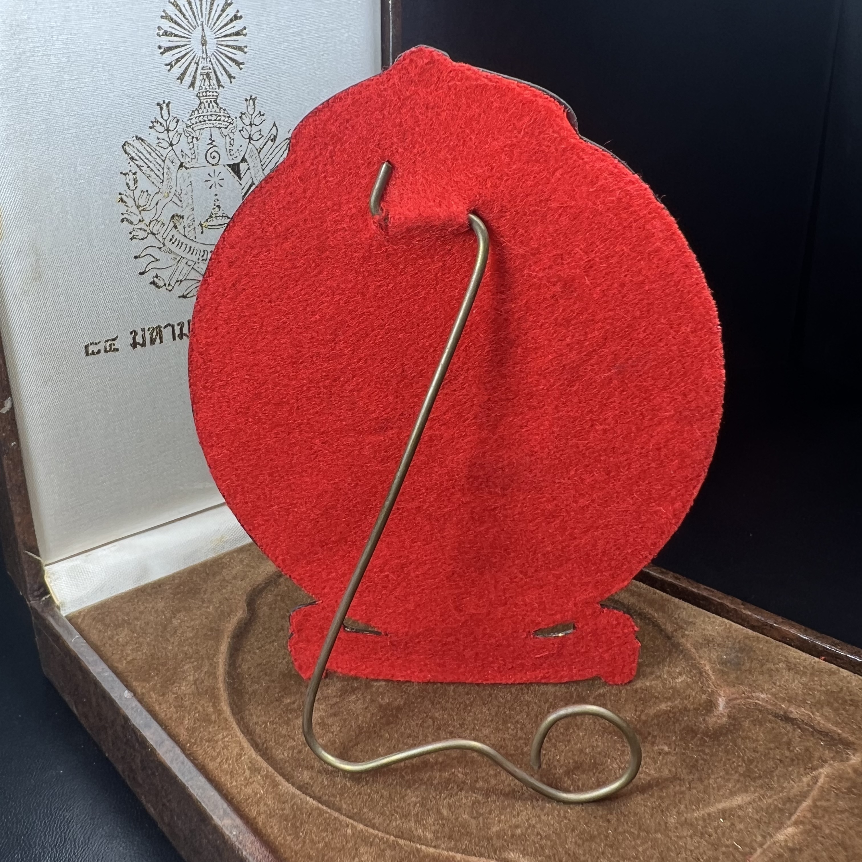 เหรียญแผ่นปั้มพระรูปสมเด็จพระมหาสมณเจ้ากรมพระยาวชิรญาณวโรรส ที่ระลึกเนื่องในงาน 84 ปี มหามกุฎราชวิทยาลัย วัดบวรนิเวศวิหาร ปี 2521(เหรียญโล่ขนาดใหญ่ตั้งบูชา)หายาก