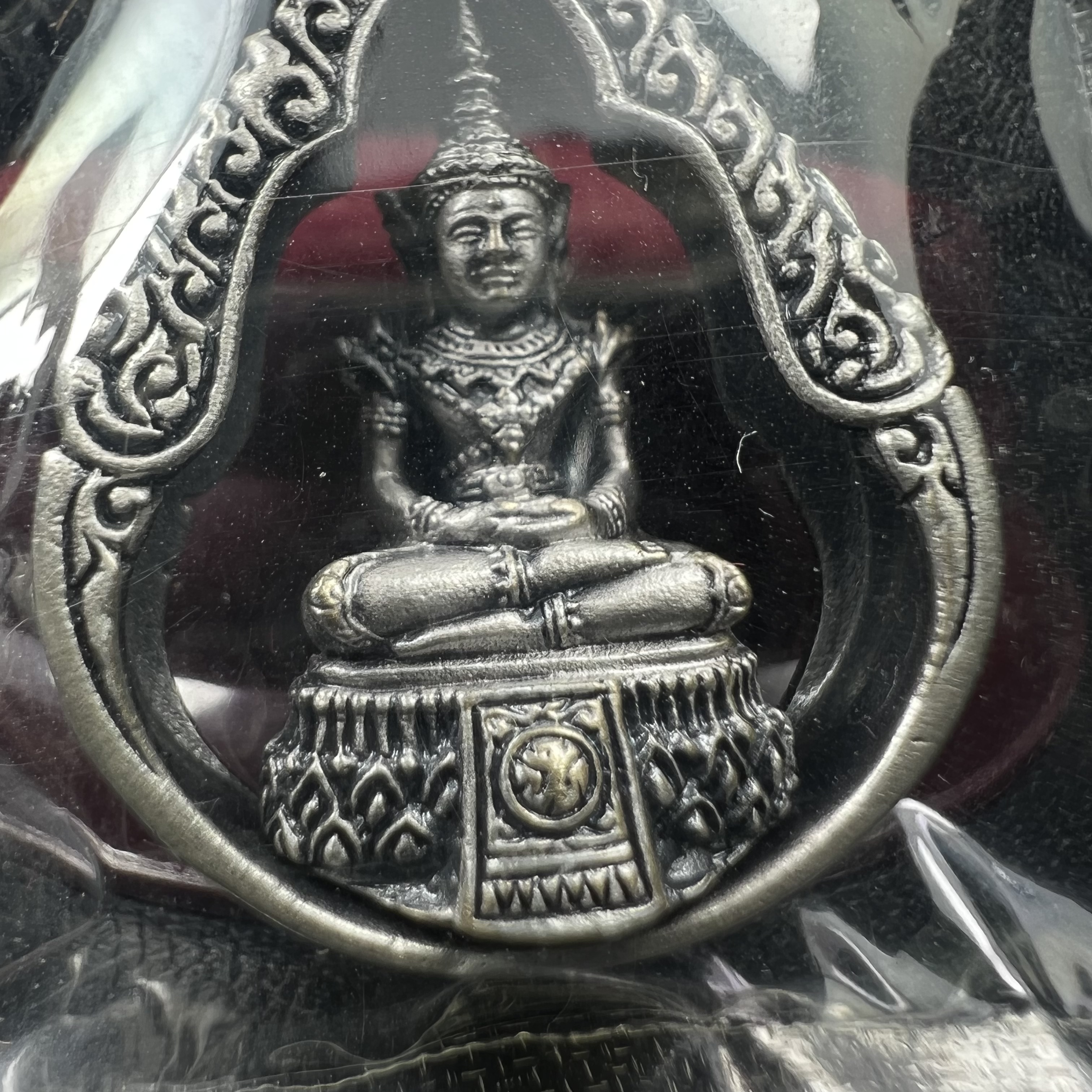 พระแก้วมรกต ภปร.(รุ่นแรก) ปี2545 รุ่นฉลองกรุงรัตนโกสินทร์ครบ 220 ปี พิมพ์ลอยองค์ทรงหยดน้ำ เนื้ออัลปาก้า ชุบเงินลงดำ ขนาด 18*27 มม. พร้อมครอบตั้งโชว์เดิม องค์พระซีนซองเดิม สวยครบสมบูรณ์