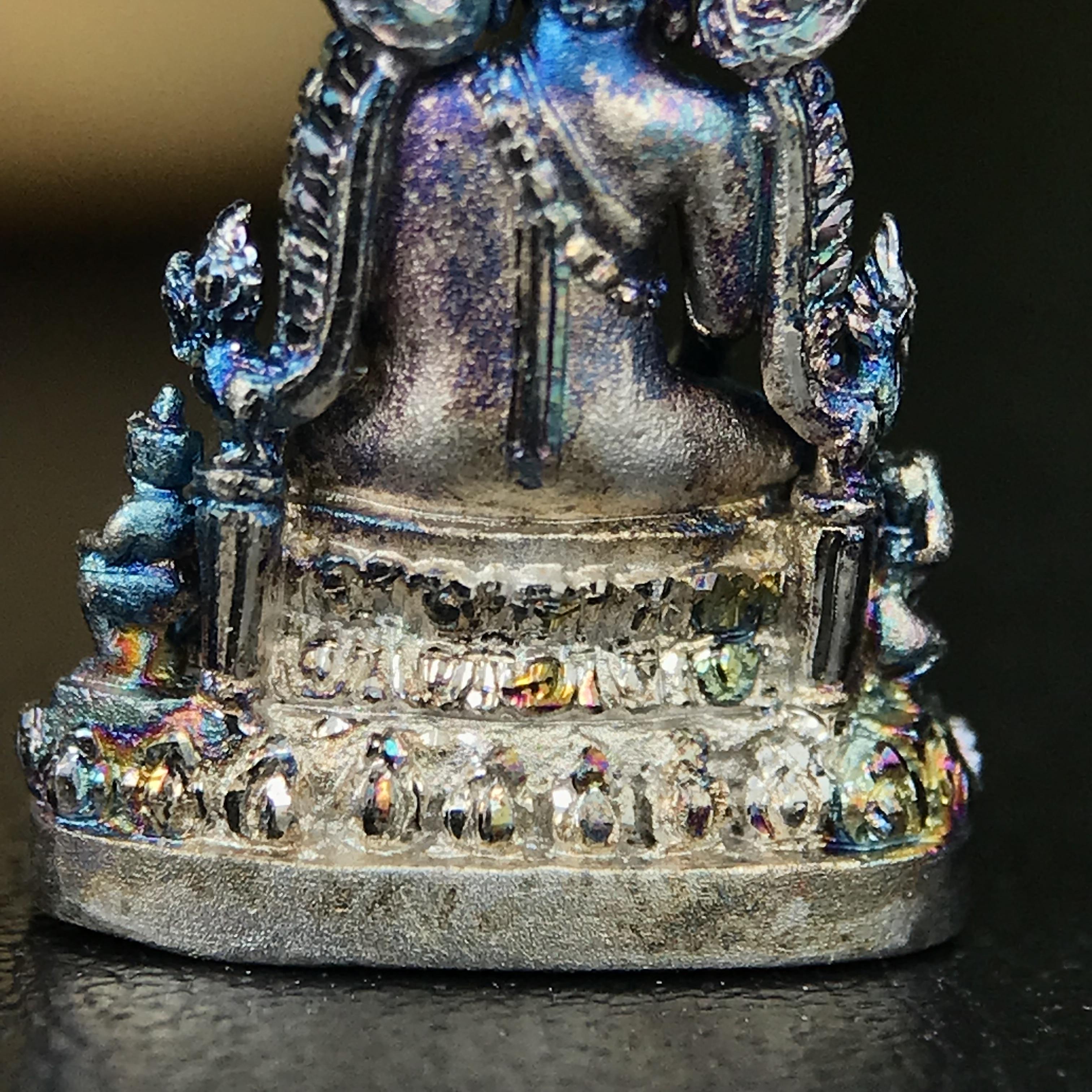 พระพุทธชินราช ภปร. 84 พรรษา ในหลวงรัชกาลที่ 9 พิมพ์เล็กขนาดหน้าตัก 1/4 นิ้ว(สูง 2.0 ซม.)เนื้อเงินชุบทองคำขาว (สภาพผิวเดิมสวย ขึ้นสีรุ้งฟ้าครามธรรมชาติสวยมาก แบบนิยม)(พระราชทานมวลสาร จิตรลดาและเส้นพระเจ้า(เส้นผม))พุทธศิลป์ทรงคุณค่าอีกหนึ่งรุ่นยอดนิยม