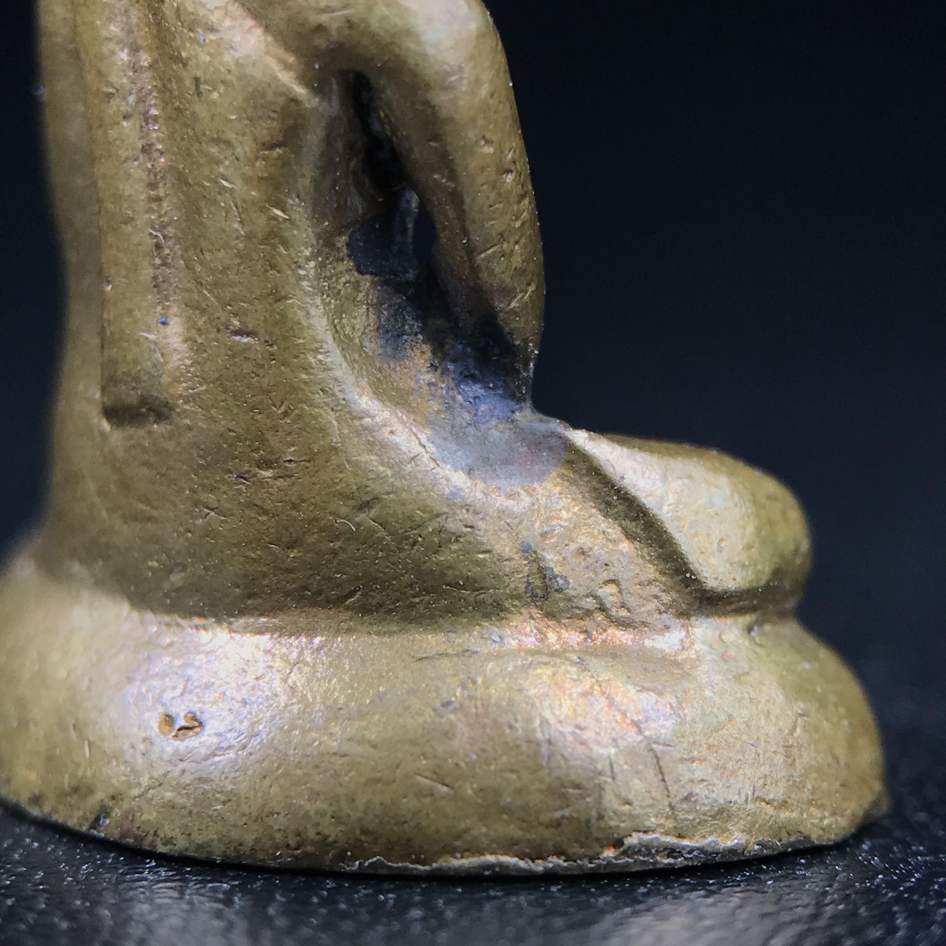 พระกริ่งฝีพระหัตถ์สมเด็จย่า ขนาดห้อยบูชาขนาดเล็ก จัดสร้างขึ้นเนื่องในวาระครบ 6 รอบ เมื่อวันที่21 ตุลาคม พ.ศ.2515(ในหลวงรัชกาลที่ 9 เสด็จพระราชดำเนินทรงเททอง)ปลุกเสกยิ่งใหญ่ เกจิ 108 รูป ร่วมปลุกเสก คัดสภาพสวยแบบนี้พบเจอน้อยมาก หมายเลขต้นๆหลักร้อย หายากมาก