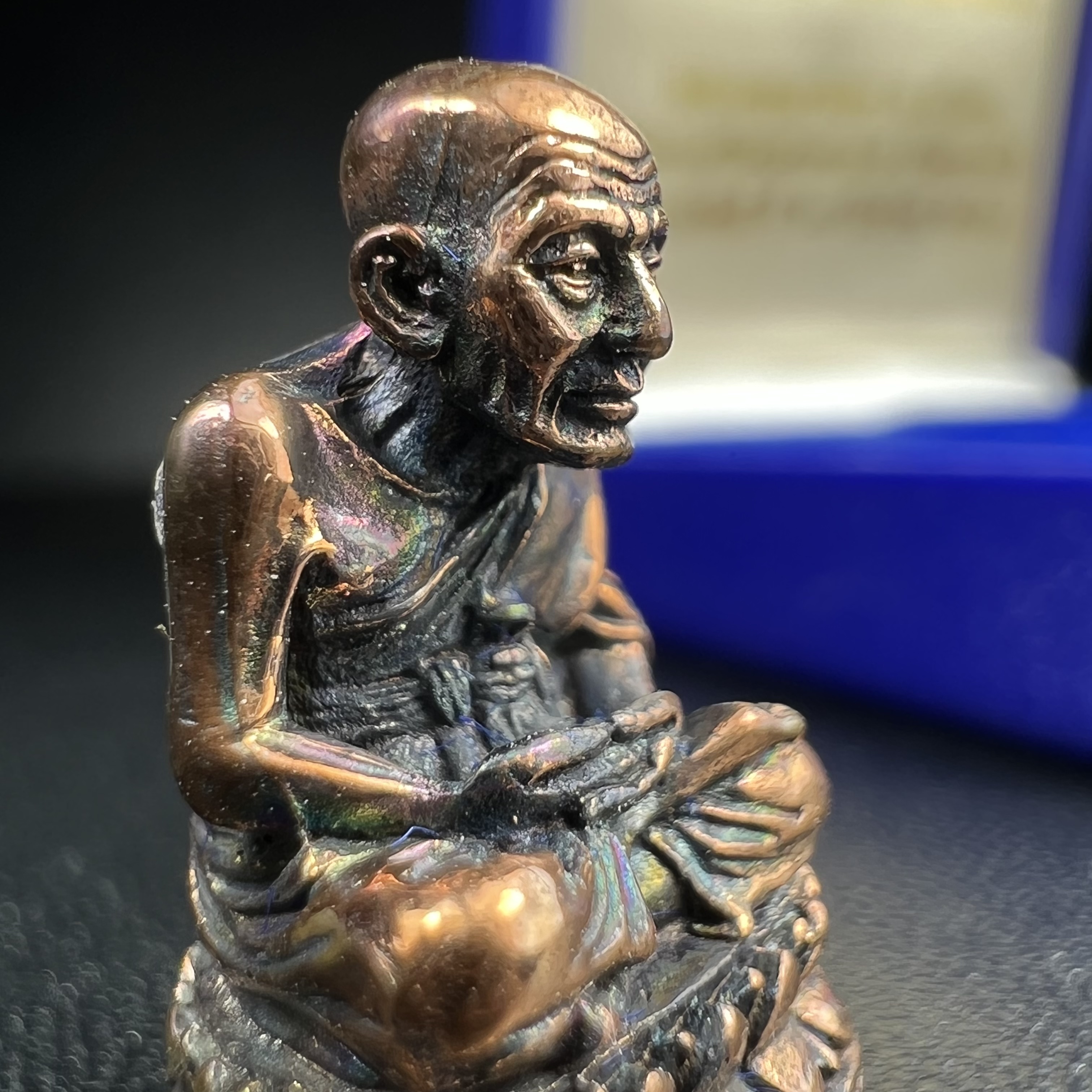 รูปเหมือนหล่อลอยองค์หลวงปู่ทวด รุ่น 111ปี กระทรวงกลาโหม เนื้อนวโลหะรมดำ-ปัดเงา ปี2540 พิธีใหญ่ สภาพสวย เข้มขลัง นิยม พร้อมกล่องบรรจุเดิม