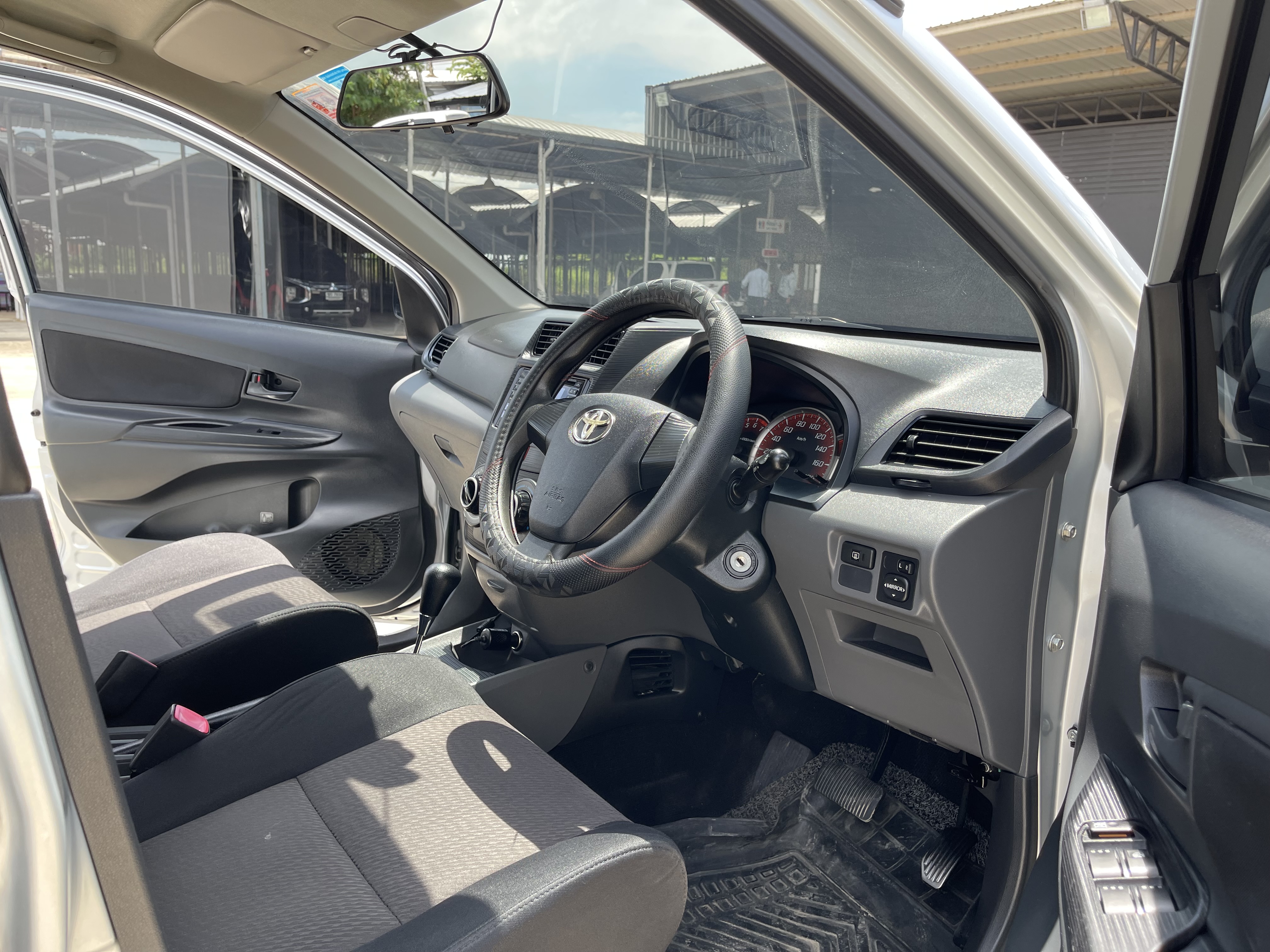 Toyota Avanza 1.5 G At 2015 เงิน