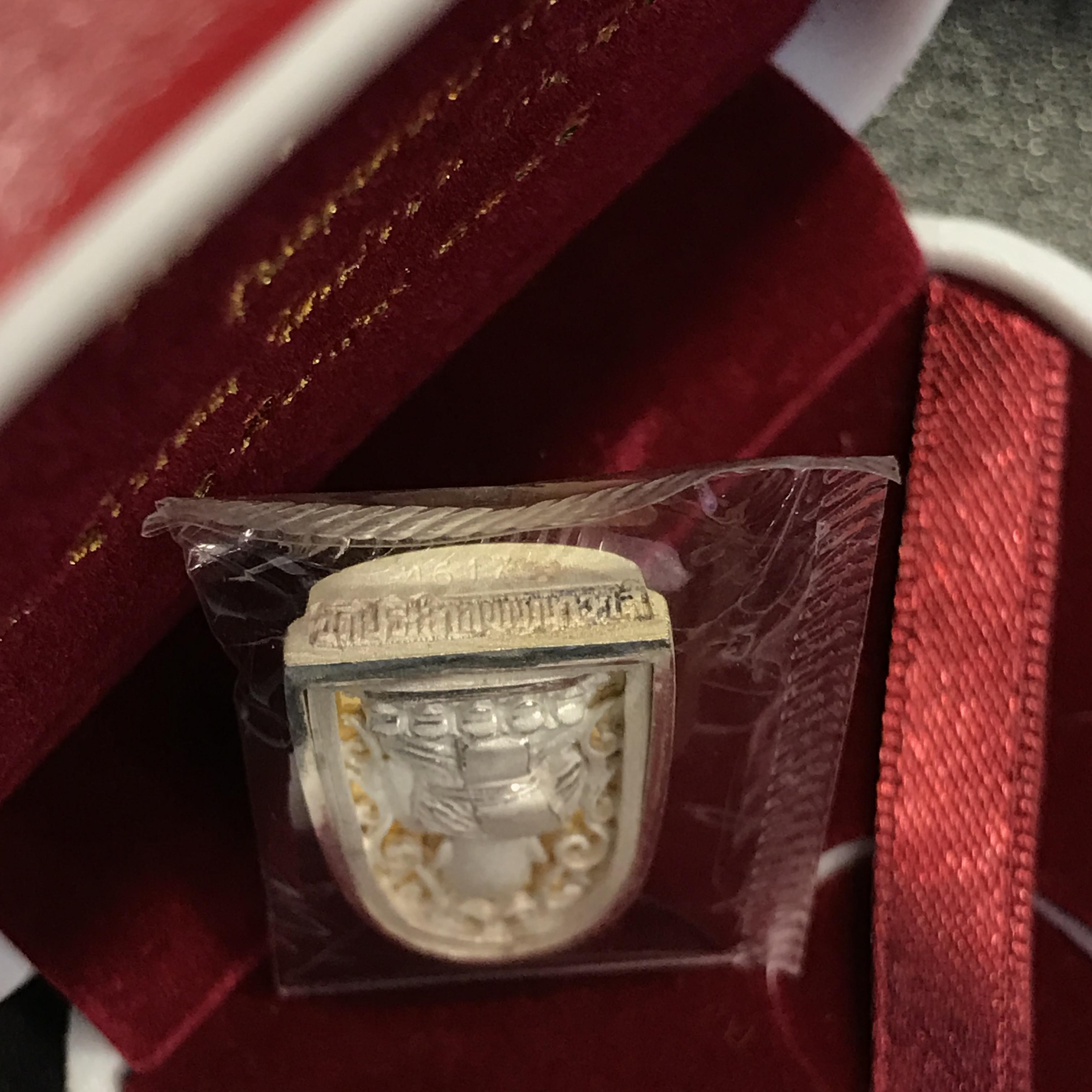 เหรียญหลวงปู่ทวด เนื้อเงินพิมพ์ทรงพระรอดฉลุลายสวยงาม ตอกโค๊ตมีหมายเลข รุ่น มงคลบารมี วัดประสาทบุญญาวาส ปี 2545