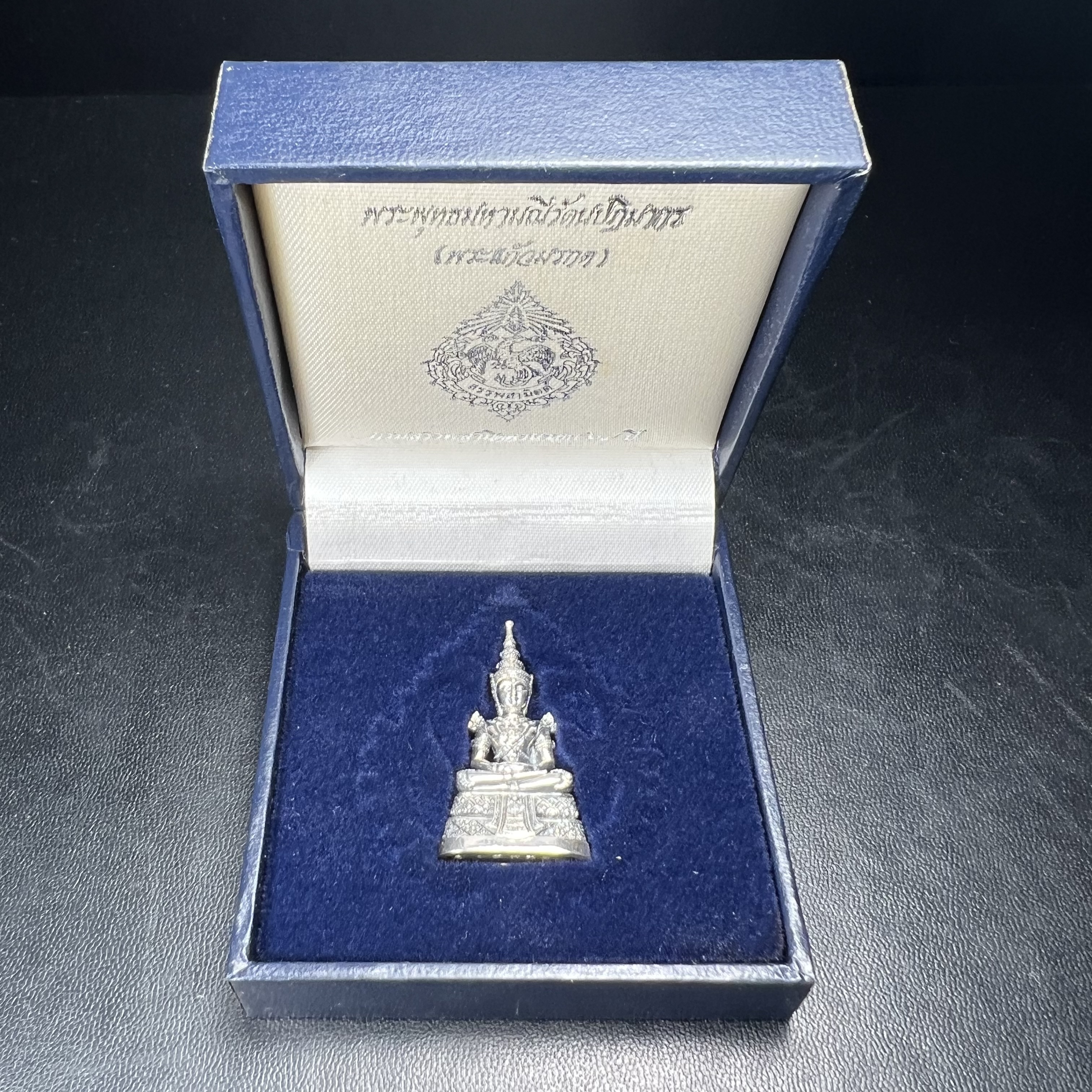 พระแก้วมรกต กรมสรรพสามิตจัดสร้างขึ้นเนื่องในโอกาสครบรอบ 64 ปีของกรมสรรพสามิต และเนื่องในวโรกาสที่พระบาทสมเด็จพระเจ้าอยู่หัวทรงครองราชย์ครบ 50 ปีในปีกาญจนาภิเษก เมื่อ พ.ศ.2539 เนื้อเงินรมดำขัดเงาพร้อมกล่องบรรจุเดิม