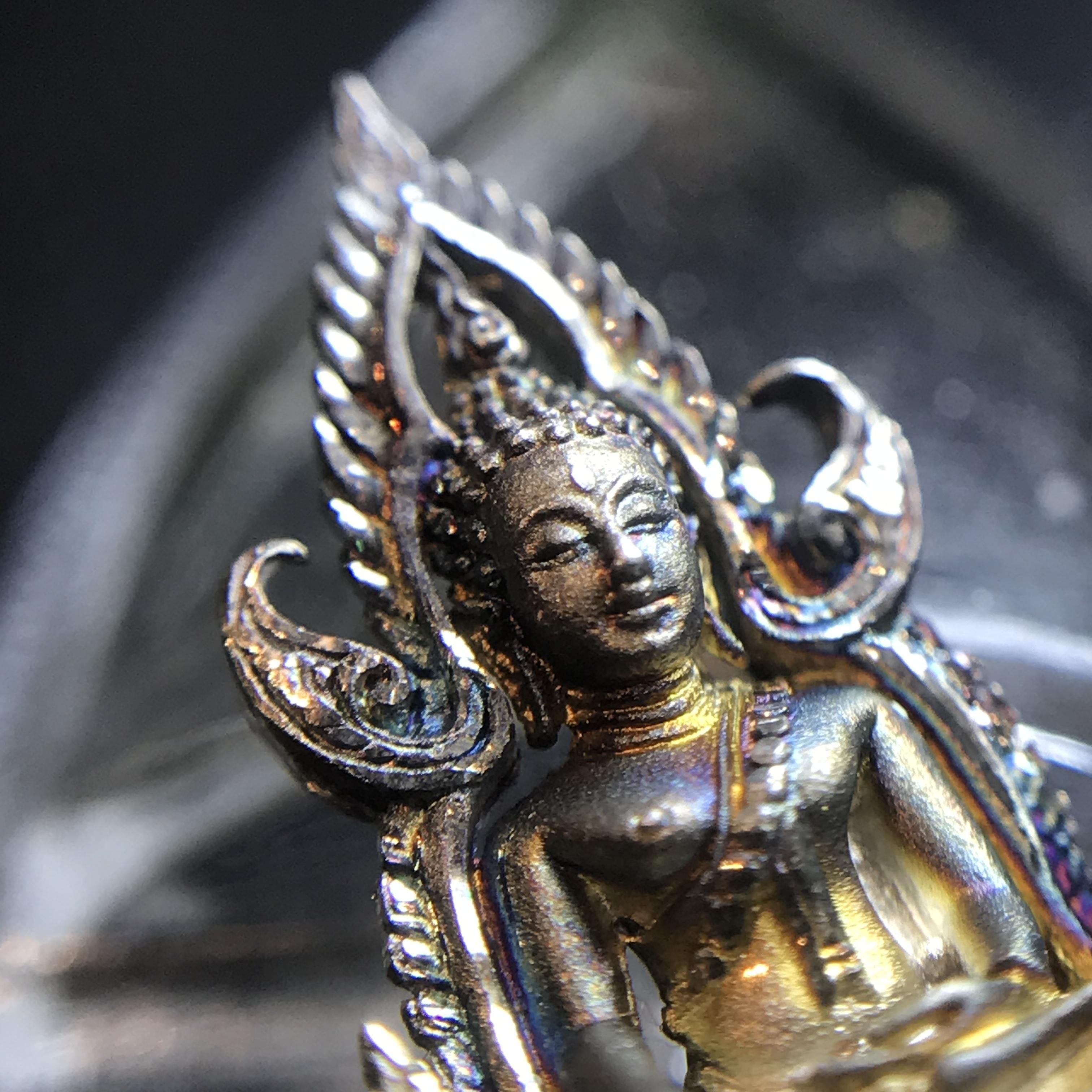 พระพุทธชินราช(จำลอง) ภปร 84 พรรษา เนื้อเงินชุบทองคำขาว พิมพ์เล็กขนาดหน้าตัก 1/4 นิ้ว สภาพผิวเดิมขึ้นผิวรุ้งสวยงาม