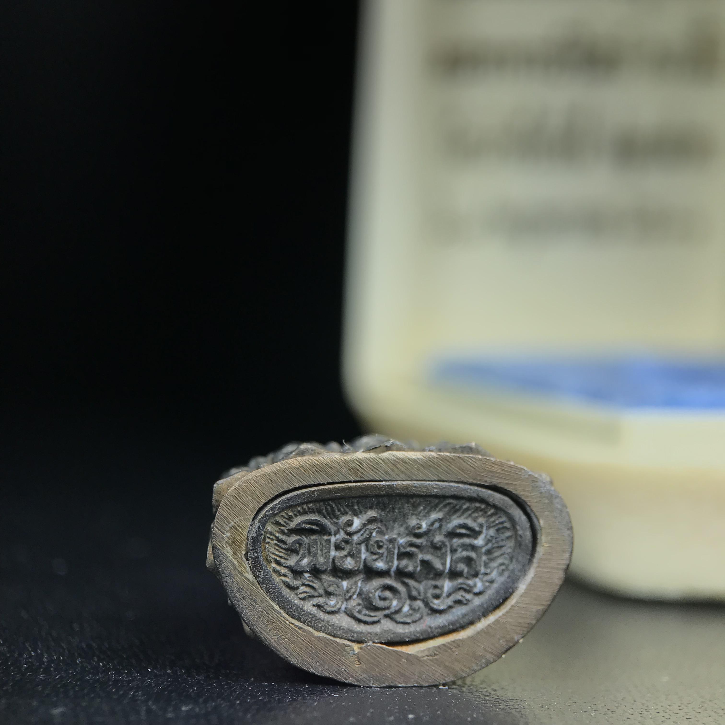 พระกริ่งพิชัยรังสี รุ่นแรก วัดป่าชัยรังสี จ.สมุทรสาคร ปี 2531 เนื้อนวโลหะ ออกแบบโดยนายช่างเกษม มงคลเจริญ ช่างมือหนึ่งแห่งยุค ปลุกเสกโดยพระเกจิอาจารย์ที่มีชื่อเสียงในยุคนั้นมาร่วมพิธีกันหลายรูป พุทธศิลป์ออกแบบได้สวยงดงาม พร้อมกล่องบรรจุเดิมครบ