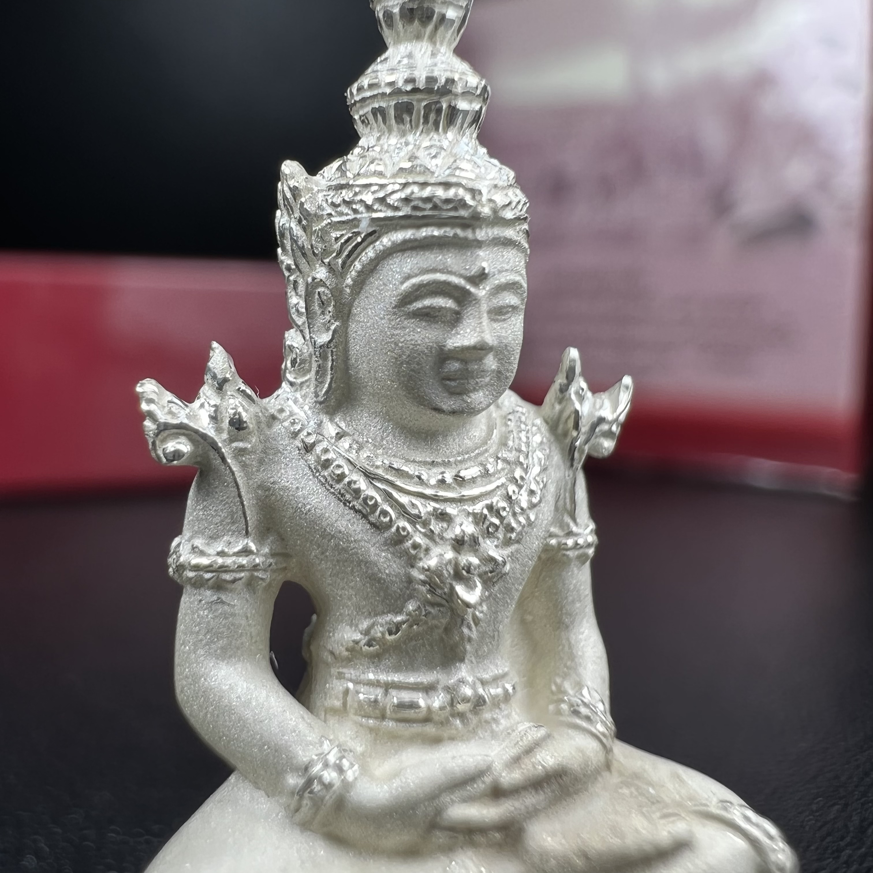 พระแก้วมรกต ภปร.(รุ่นแรก) ปี2545 รุ่นฉลองกรุงรัตนโกสินทร์ครบ 220 ปี พิมพ์ลอยองค์ใหญ่ เนื้อเงินบริสุทธิ์ 92.5% ขนาด 19*35 มม. พร้อมกล่องบรรจุดิม สวยครบสมบูรณ์