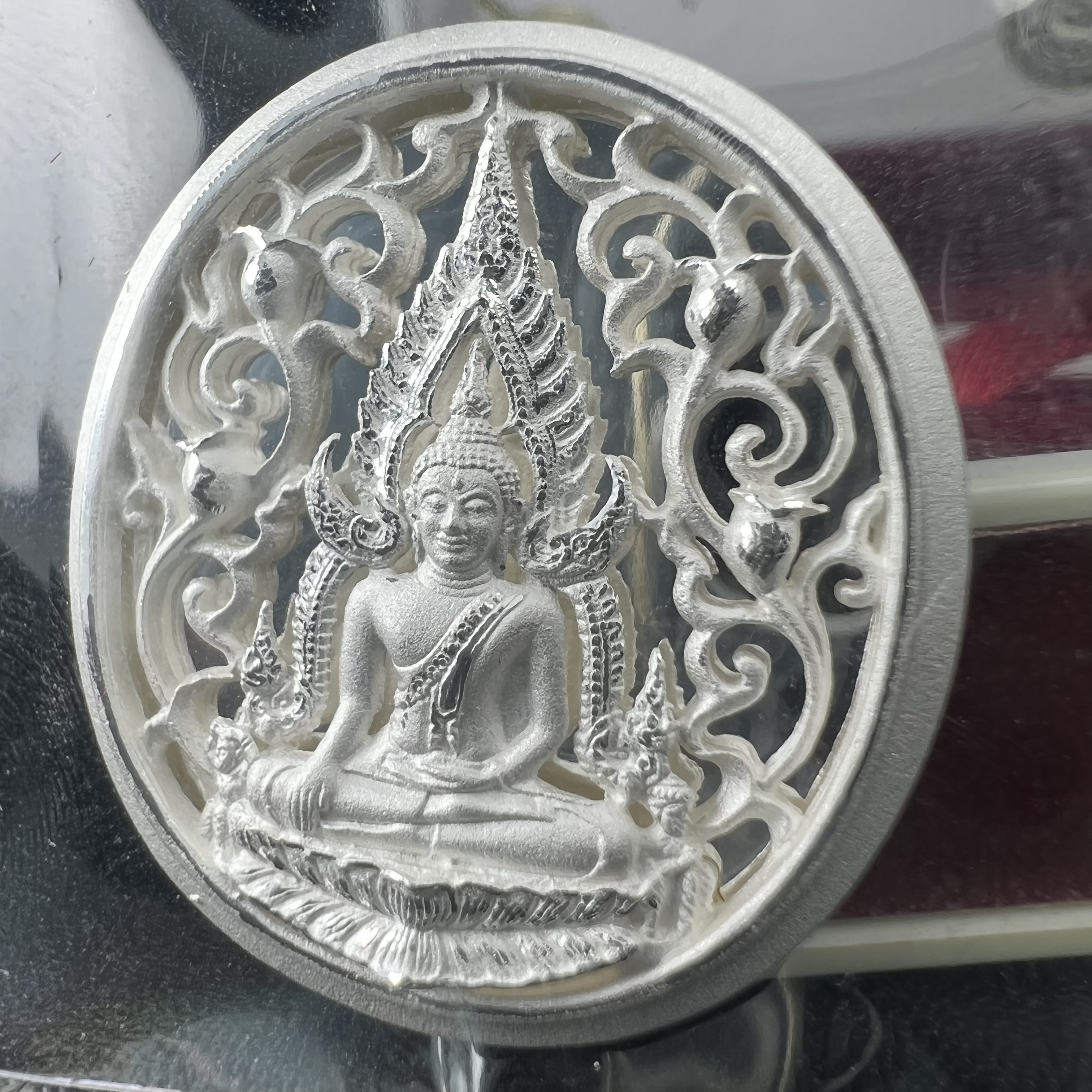 พระพุทธชินราช รุ่น ประวัติศาสตร์ มูลนิธิเพื่อตำรวจไทยจัดสร้าง ปี 2562 เนื้อเงินขัดเงา พิมพ์เหรียญรูปไข่ฉลุลายไทย พิมพ์ใหญ่ พระพุทธชินราช แบบจิวเวอร์รี่ (ขนาดสูง 2.9 ซม.) (สภาพ สวย ซีนซองเดิม กล่องบรรจุเดิมครบสมบูรณ์)