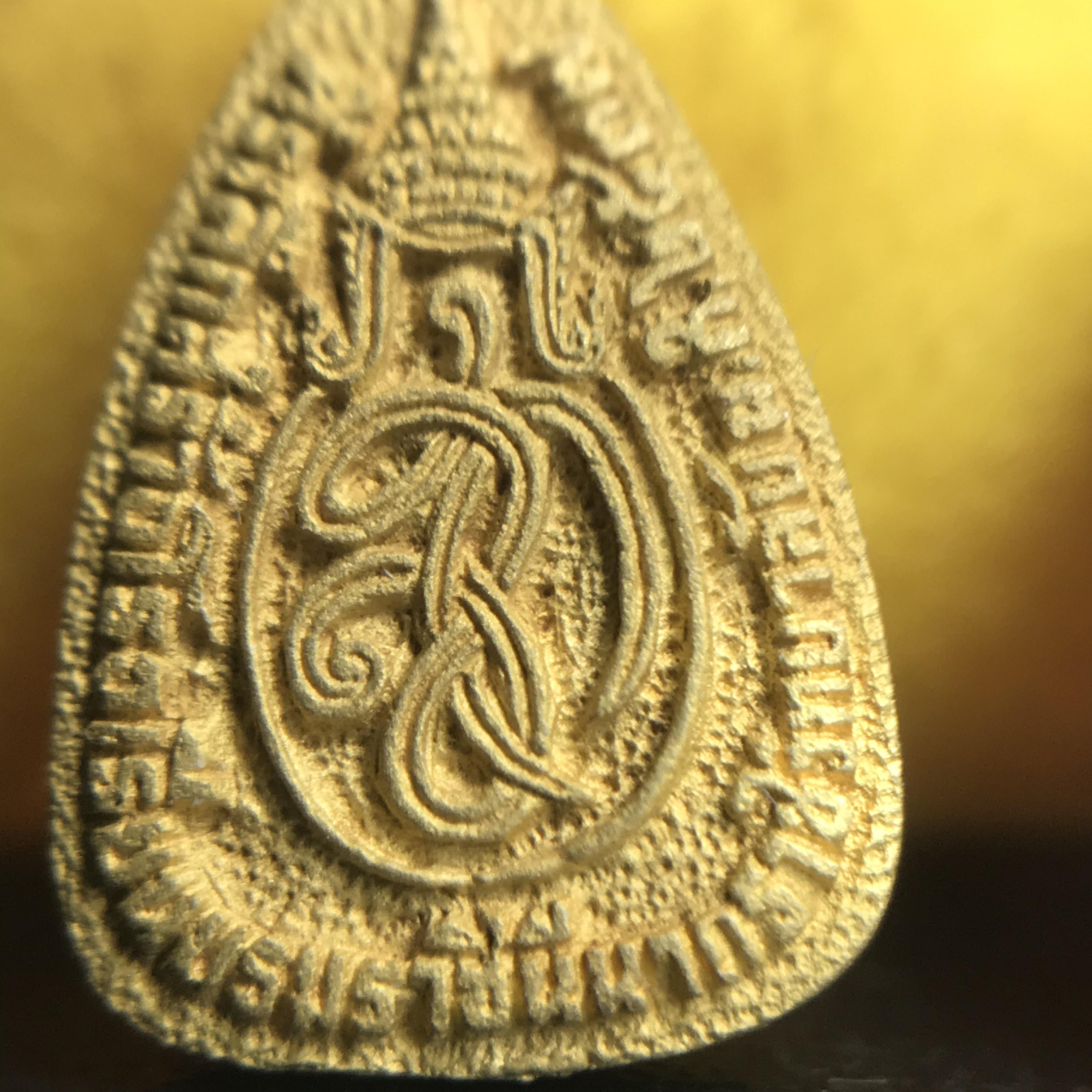 พระแก้วมรกต หลัง สก. รุ่น 60 พรรษามหาราชินี ปี 2537 ชุดกรรมการทองคำ พิมพ์เล็ก เหรียญหล่อทรงหยดน้ำครบชุดพร้อมกล่องบรรจุเดิม หายาก