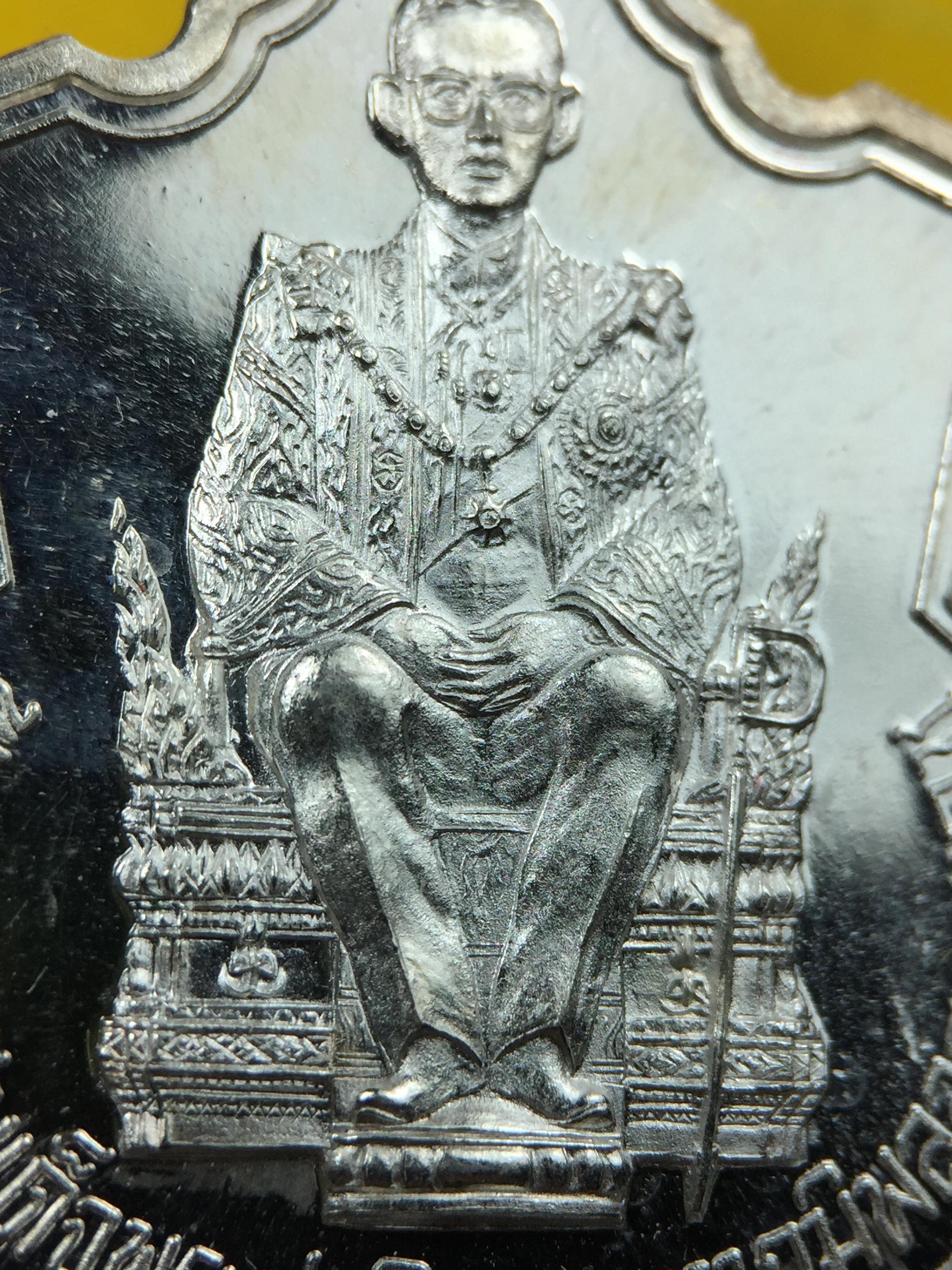 เหรียญพระบาทสมเด็จพระเจ้าอยู่หัว รัชกาลที่9ประทับนั่งบัลลังก์ กระทรวงมหาดไทยจัดสร้าง ปี2539 เนื้อเงินกล่องบรรจุเดิมสภาพสวย เนื้อเงินผิวกระจก สวยเดิม แบบนิยม หายาก