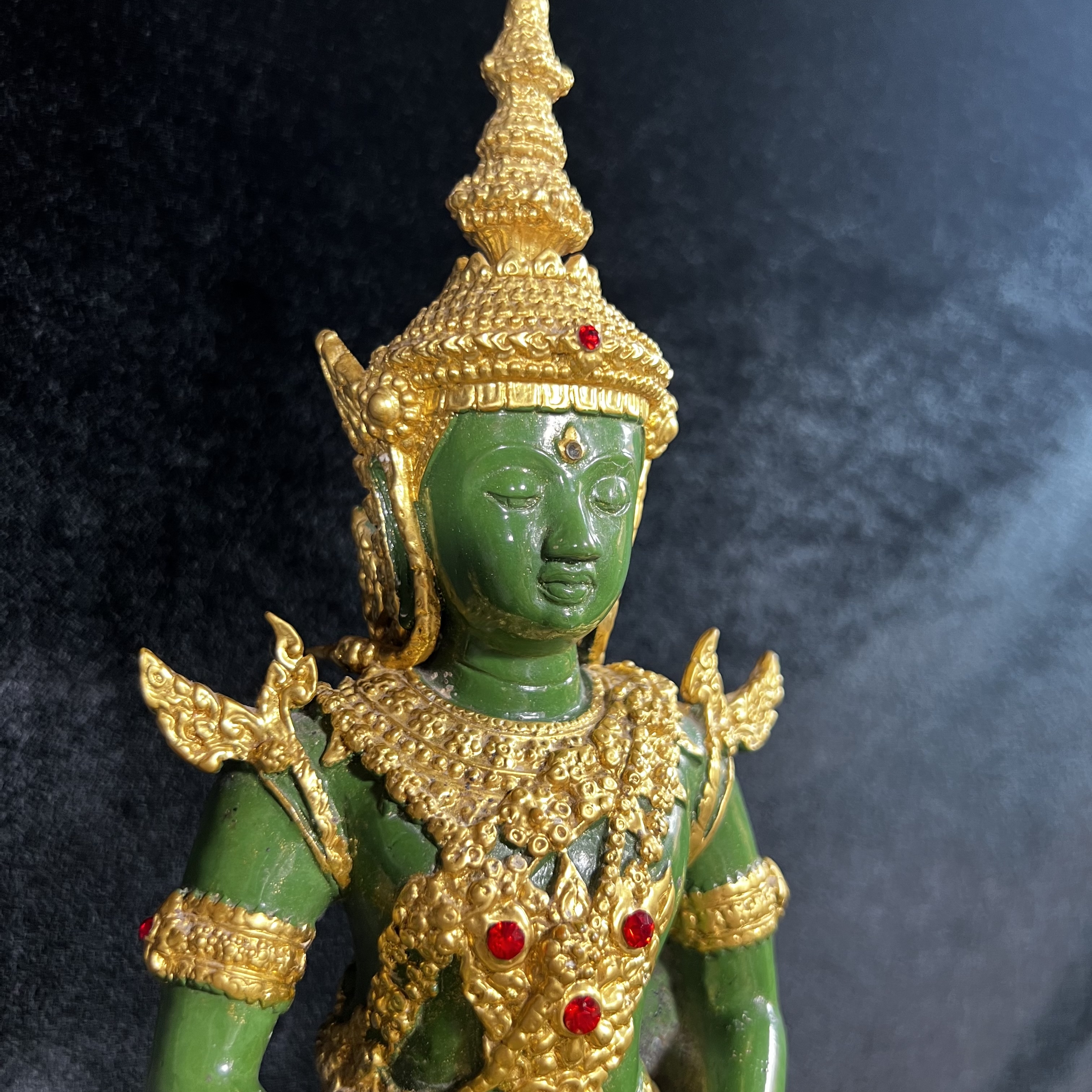 พระพุทธมหามณีรัตนปฏิมากร (จำลอง)พระแก้วมรกต วัดพุทธไทยถาวรวนาราม นครนิวยอร์ก ตรา ภปร. 6รอบ 72พรรษา ในหลวงรัชกาลที่9 ปี2542 ขนาดบูชาหน้าตัก 5นิ้ว หล่อเนื้อโลหะ(ในหลวงรัชกาลที่9 เสด็จเจิมพระสุหร่าย)(1ใน999องค์)