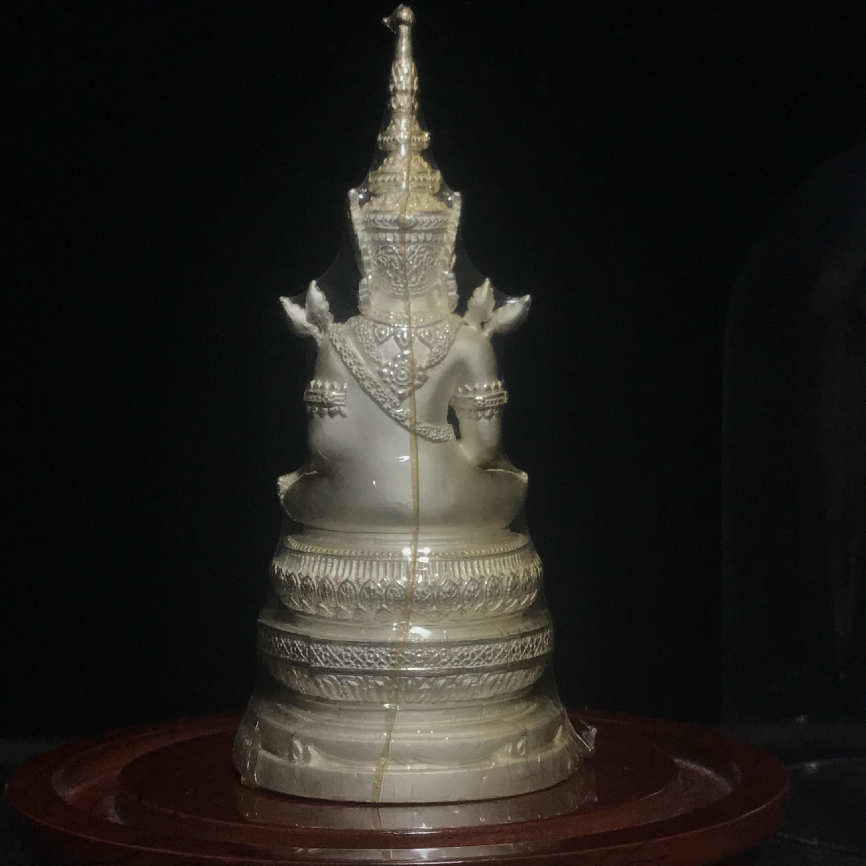 พระแก้วมรกต ภปร. ปี2547 จัดสร้างโดย รพ.ภูมิพลฯ เนื้อเงิน ลอยองค์ หน้าตัก 2 นิ้ว ครอบแก้วเดิม องค์พระซีนเดิมสวยคงสภาพเดิม(1ใน3000องค์)