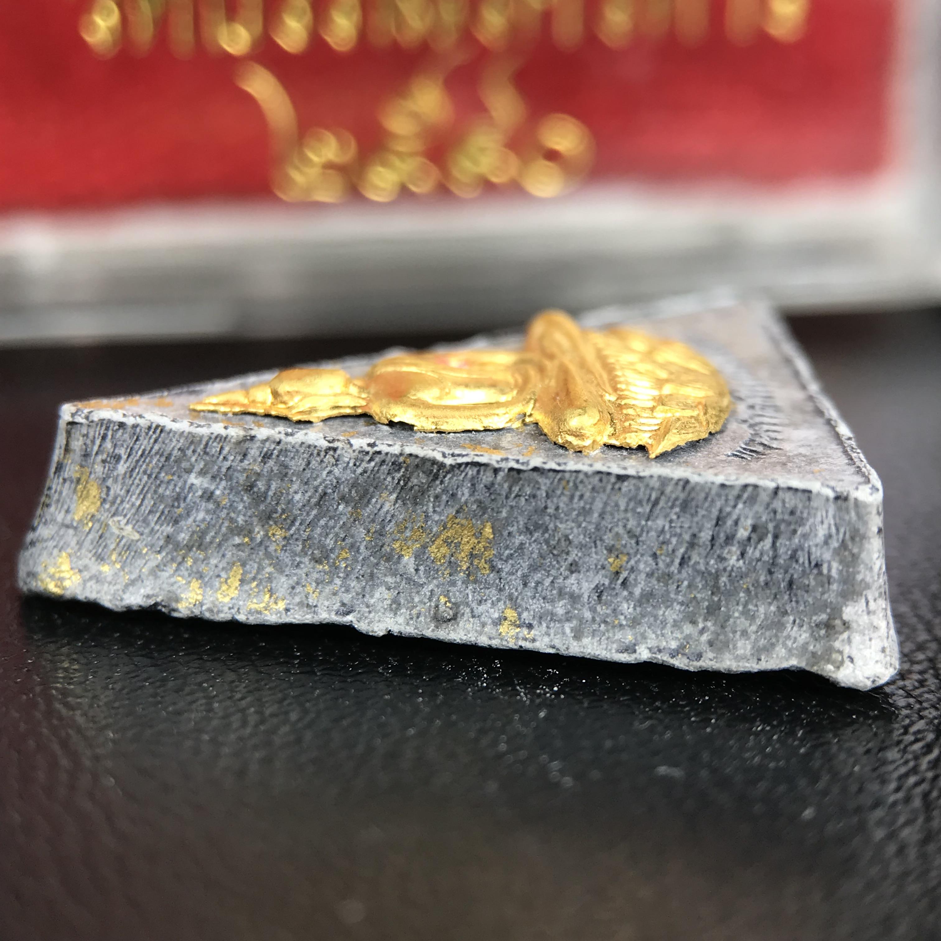 พระกำลังแผ่นดิน พระราชทาน วัดบวรนิเวศวิหาร ปี 2539 พิมพ์เล็กหน้ากากทองคำ (ในหลวง รัชกาลที่ 9 พระราชทานมวลสารจิตรลดา)นิยมหายาก