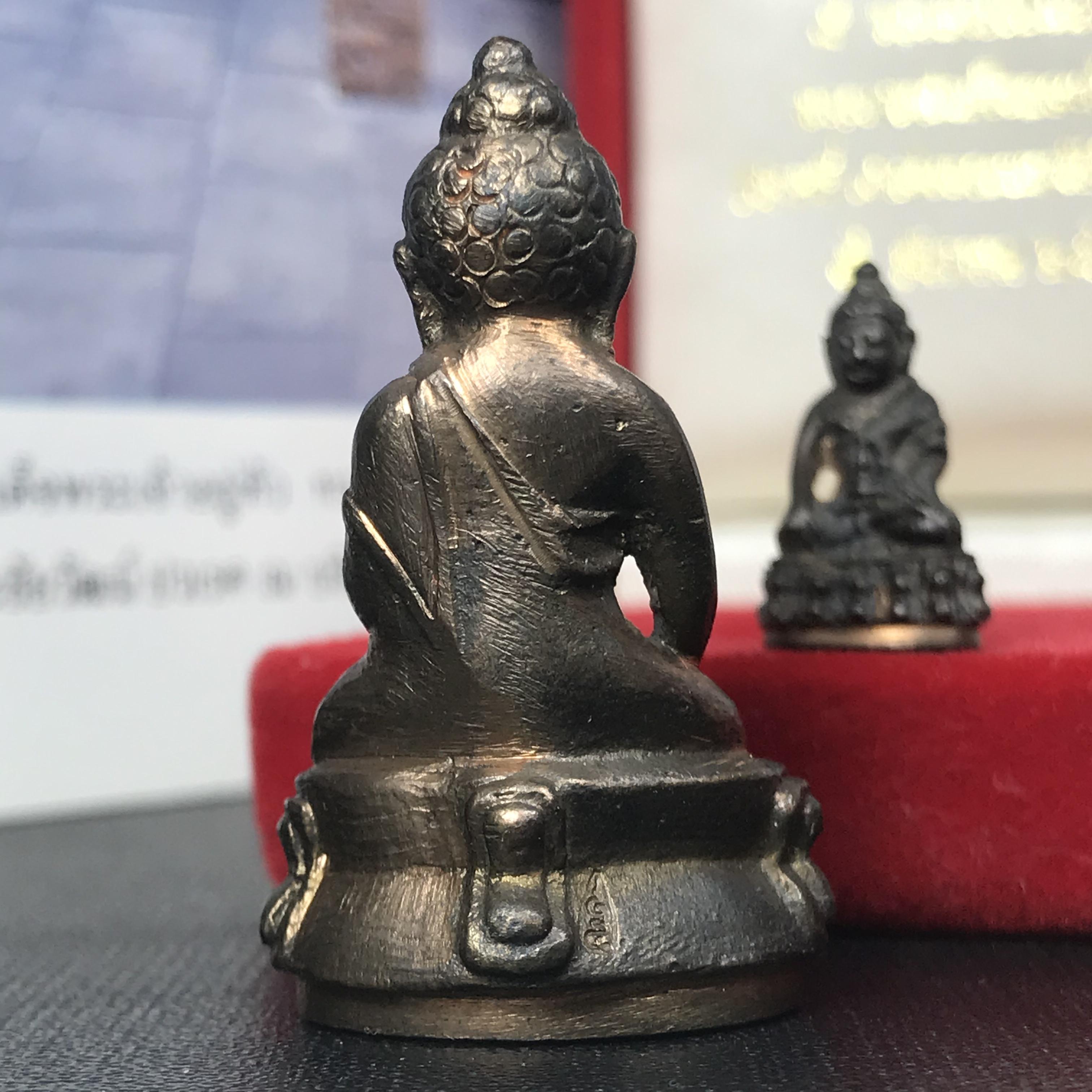 พระกริ่ง-พระชัยวัฒน์ ปวเรศ ปี2530 วัดบวรนิเวศราชวรวิหาร(ในหลวง ร.9 เสด็จเททอง)(บรรจุเส้นเกศาในหลวงรัชกาลที่9)พร้อมสูจิบัตรเดิมตอนจัดสร้าง(สภาพสวยครบสมบูรณ์) (องค์หน้าใหญ่)(องค์ทองทบ)แบบพิมพ์นิยมหายาก