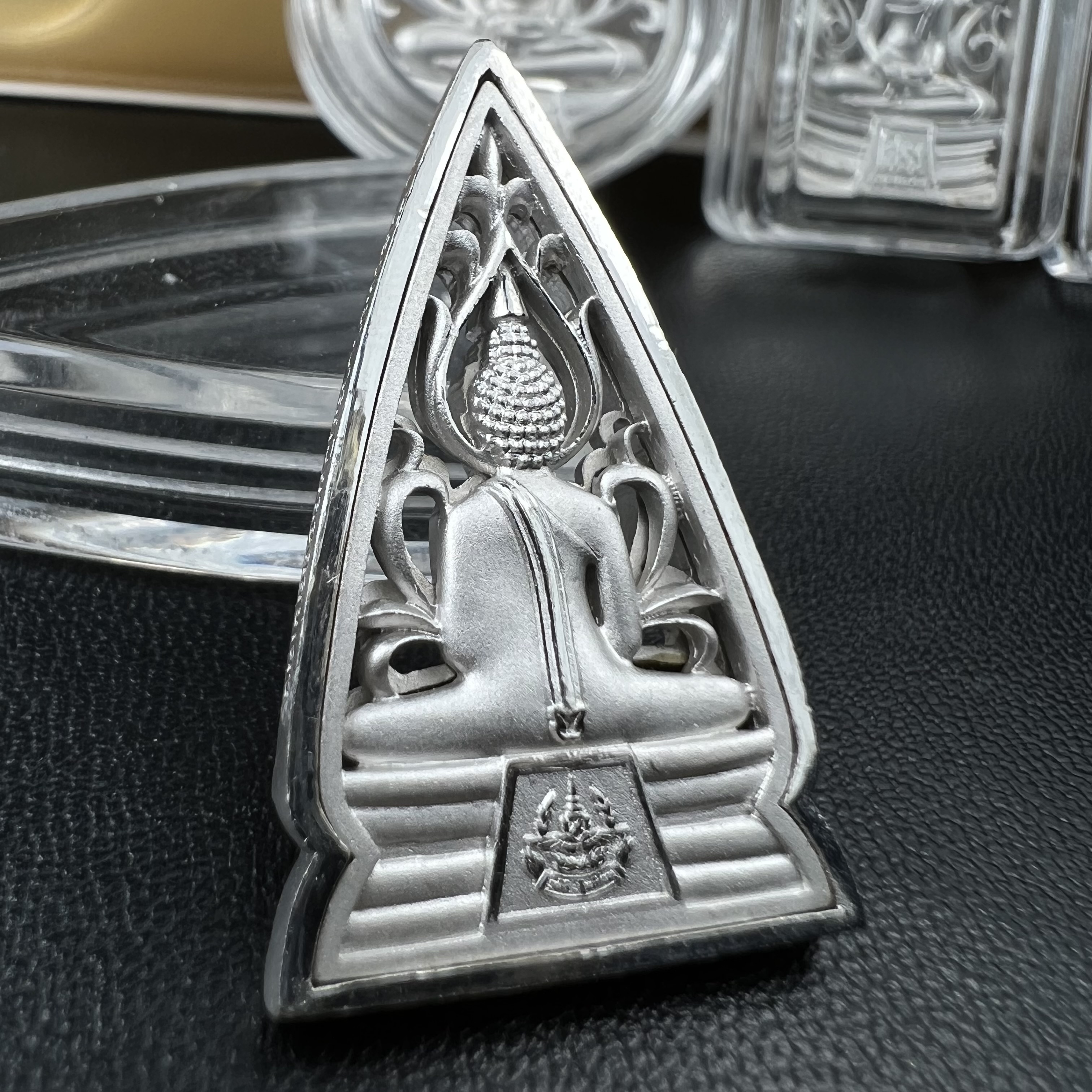 พระพุทธโสธร คุ้มเกล้าฯ ภปร.(ใต้ร่มพระบารมี คุ้มเกล้า) 60ปี รพ.ภูมิพลฯ พ.ศ.2552 เหรียญเนื้อเงิน ชุบทองคำขาว(พิมพ์ รูปอาร์ม+รูปใบมะขาม+รูปห้าเหลี่ยม+รูปสามเหลี่ยม)(1ชุด 4 พิมพ์ ครบทุกแบบที่จัดสร้าง)1 ใน 3000 เหรียญ ครบชุดหายาก