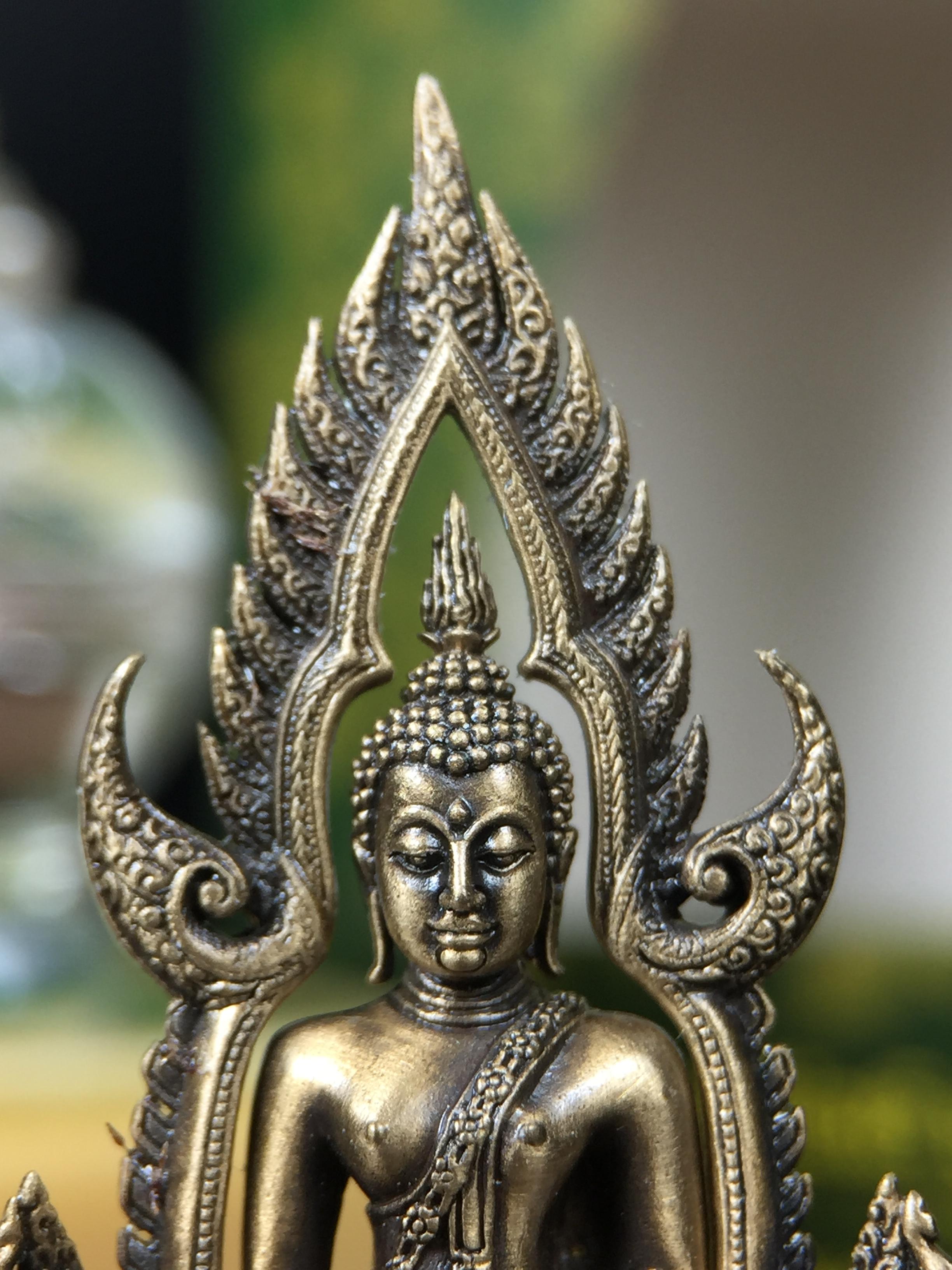 พระพุทธชินราช(จำลอง) ภปร. 84 พรรษา ปี 2554 เนื้อบรอนซ์รมดำซาติน พิมพ์กลางขนาดหน้าตัก 1/2 นิ้ว(พระราชทานมวลสาร จิตรลดาและเส้นพระเจ้า(เส้นผม)รัชกาลที่9)พุทธศิลป์ทรงคุณค่าอีกหนึ่งรุ่นยอดนิยม