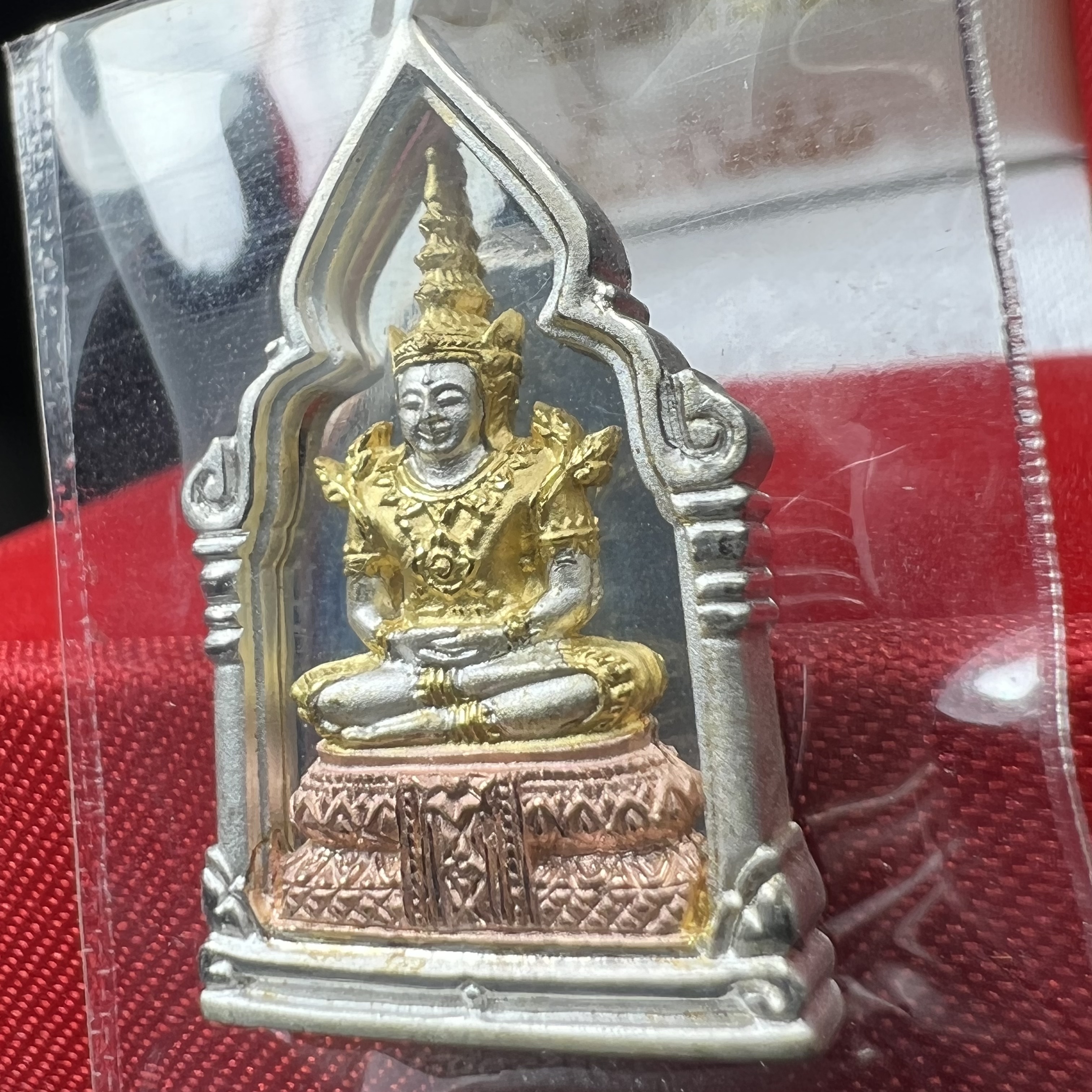 พระพุทธมหามณีรัตนปฎิมากร(พระแก้วมรกต)รุ่น เฉลิมพระเกียรติ วัดพระศรีรัตนศาสดารามราม(วัดพระแก้ว) ปี2543 เนื้อเงินสามกษัตริย์พิมพ์ซุ้มกนกเล็ก สภาพสวยซีนเดิมกล่องครบ