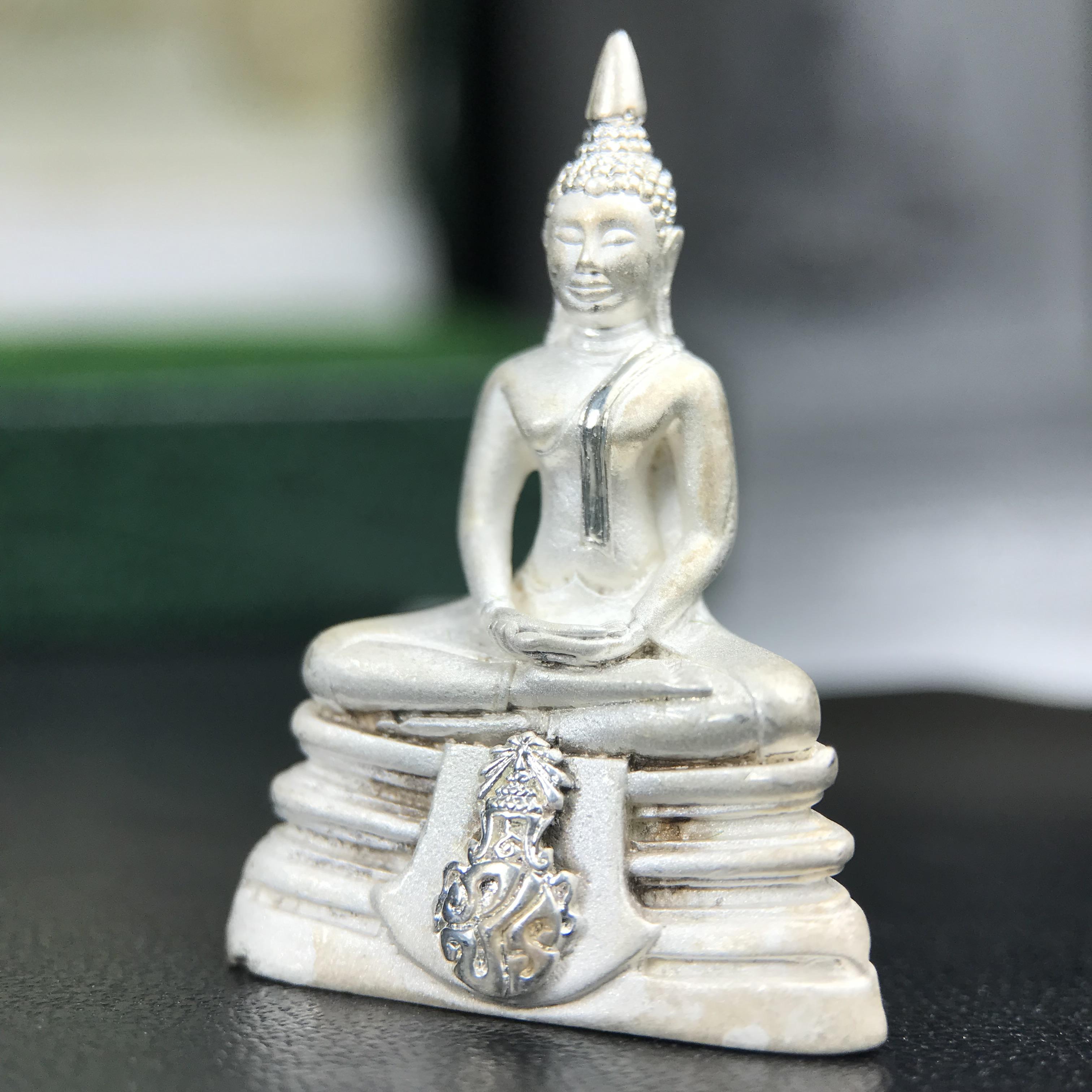 พระพุทธโสธร ภปร. รุ่นย้อนยุค สร้างพระอุโบสถ สมาคมชาวฉะเชิงเทรา จัดสร้าง ปี 2539 วโรกาสครองสิริราชสมบัติครบ 50 ปี เนื้อเงินทรายนวลขัดเงาบางส่วน พร้อมกล่องบรรจุและใบรับรองเดิม