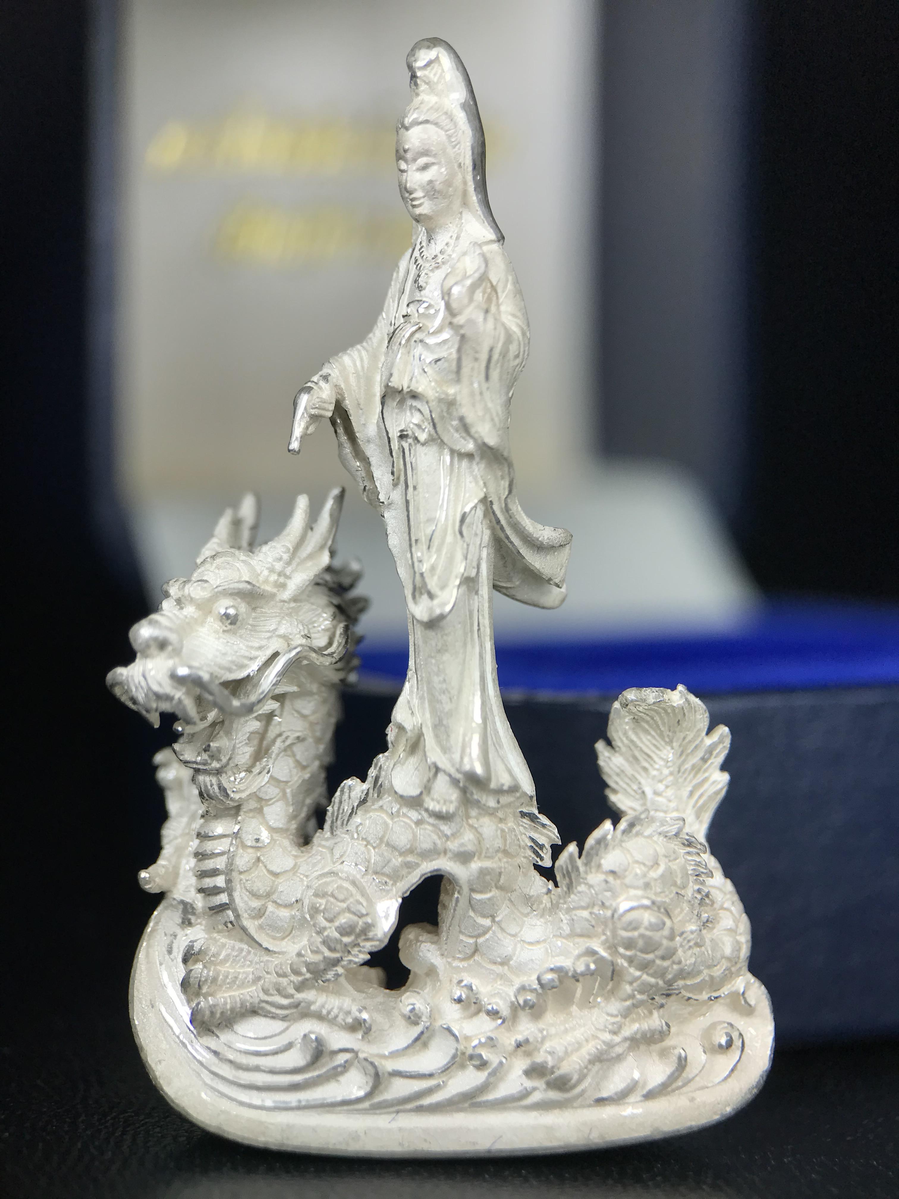 รูปหล่อลอยองค์พระโพธิสัตว์กวนอิม ทรงประทับมังกร จ.ระนอง เนื้อเงินพ่นทรายขัดเงาบางส่วน พิมพ์ใหญ่(สภาพผิว สวยงดงาม ทรงคุณค่า) เฉลิมฉลองในวโรกาสที่พระบาทสมเด็จพระเจ้าอยู่หัวทรงครองสิริราชสมบัติครบ 50 ปี จ.ระนอง พ.ศ.2539