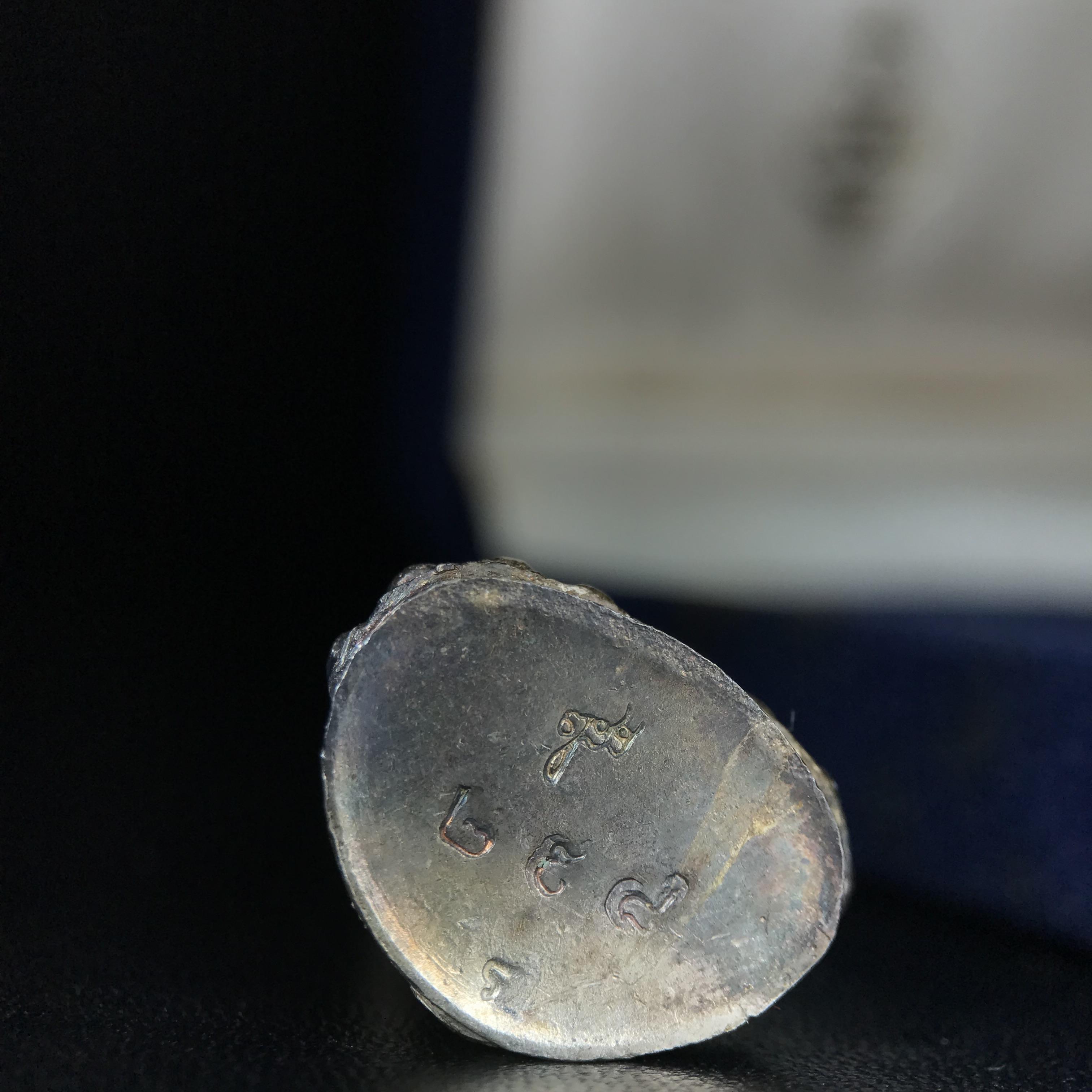 พระกริ่งศาสดา ภปร. วัดบวรนิเวศวิหาร ปี 2532 จัดสร้างในโอกาสสองทศวรรษรามาธิบดี เพื่อศูนย์การแพทย์สิริกิติ์ เนื้อเงิน(ผิวเดิมสวยงาม) (พิธีใหญ่ มวลสารมงคล สวยงามเข้มขลัง)สมเด็จพระญาณสังวร สมเด็จพระสังฆราชฯเสด็จเททอง***ตอกโค๊ตหมายเลข ๒๙๘***