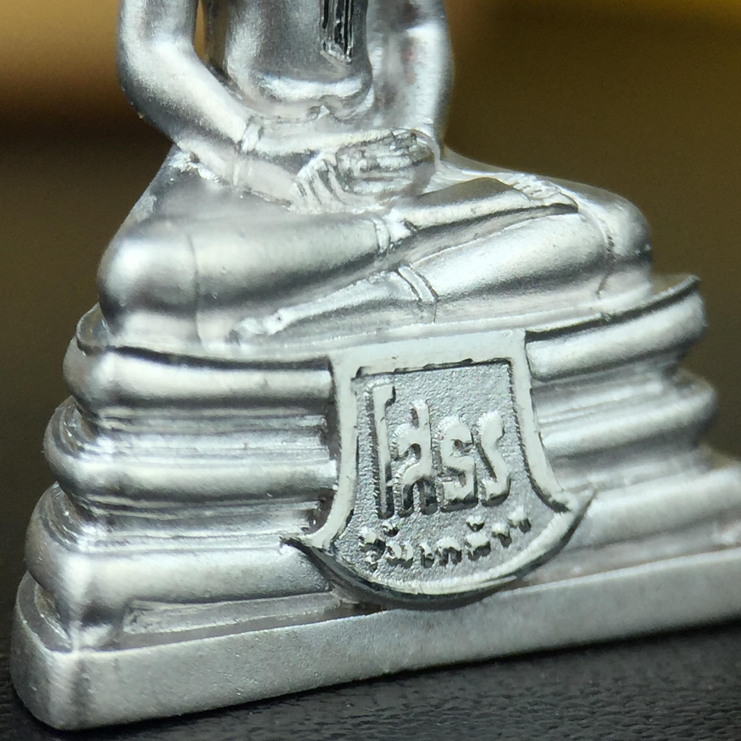 พระพุทธโสธร คุ้มเกล้าฯ ภปร.(ใต้ร่มพระบารมี คุ้มเกล้า) 60ปี รพ.ภูมิพลฯ พ.ศ.2552 เนื้อเงิน ชุบทองคำขาว(ลอยองค์พิมพ์ กลาง ขนาด 26*18.5 มม.) 1 ใน 5000 องค์ หายาก