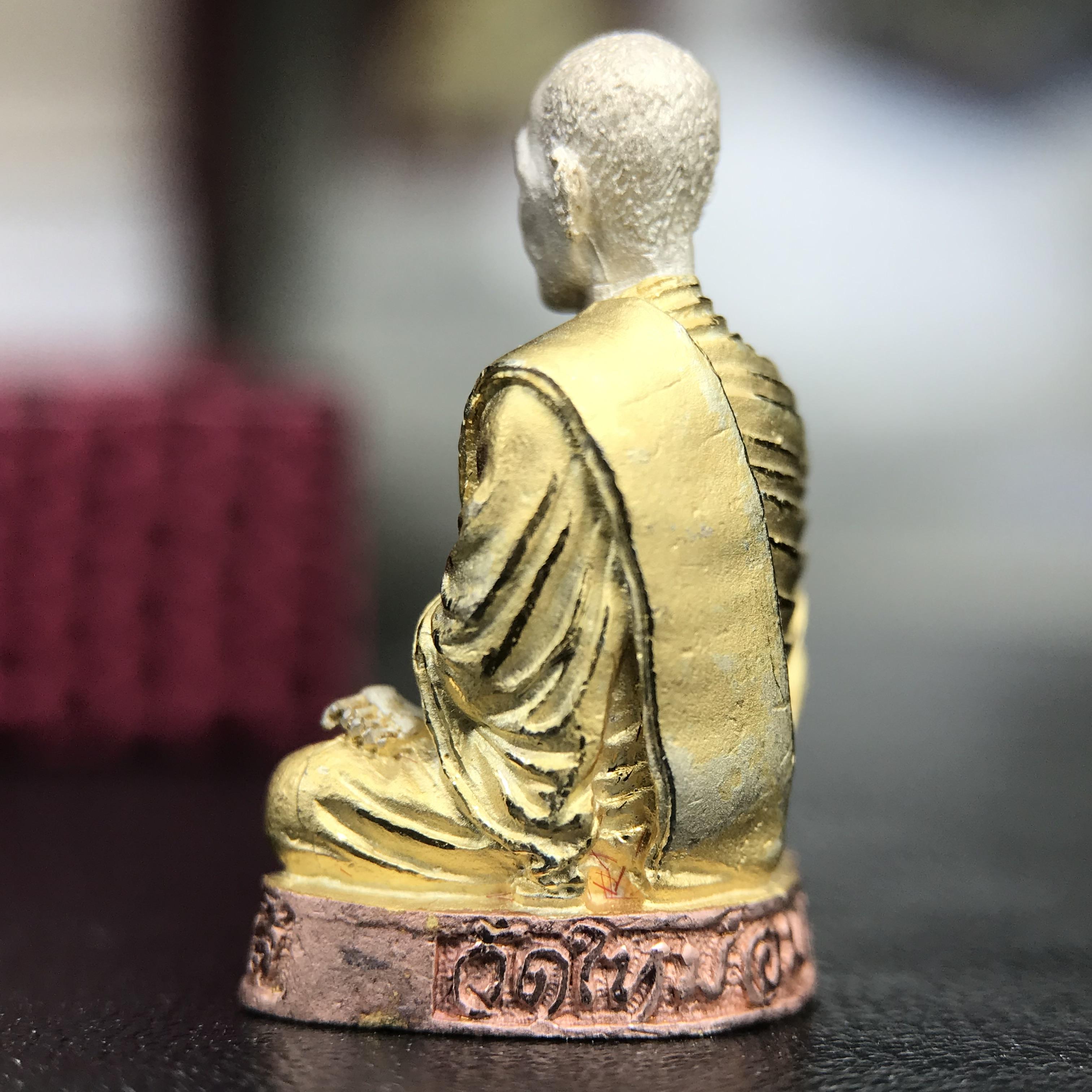 รูปเหมือนสมเด็จพระพุฒาจารย์ (โต พรหมรังสี)วัดใหม่อมตรส บางขุนพรหม ปี2540 รุ่นกาญจนาภิเษก จัดสร้างในวโรกาสที่รัชกาลที่ 9 ทรงครองสิริราชสมบัติ ครบ 50ปี ลอยองค์พิมพ์ใหญ่ เนื้อเงินบริสุทธิ์ 99.9% แบบชุบสามกษัตริย์ขัดเงาบางส่วน พร้อมกล่องบรรจุใบรับรองเดิมครบ