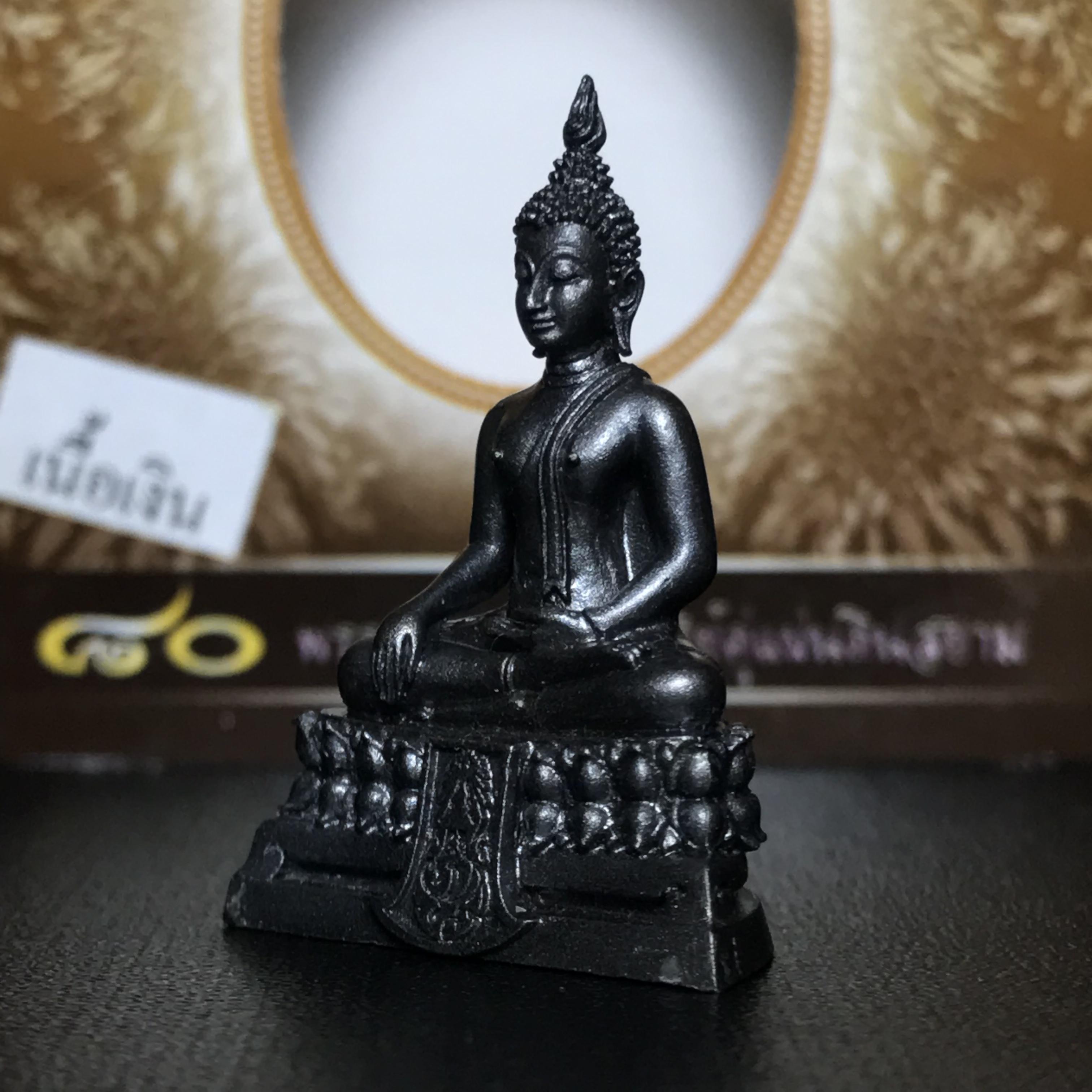 พระพุทธรูปคุ้มเกล้า ภปร. มหามงคล 80พรรษา “รุ่นเย็นศิระเพราะพระบริบาล 80พรรษา มหากษัตริย์คู่แผ่นดินสยาม” เนื้อเงินรมดำ พิมพ์ใหญ่ ขนาด 18*35 มม.