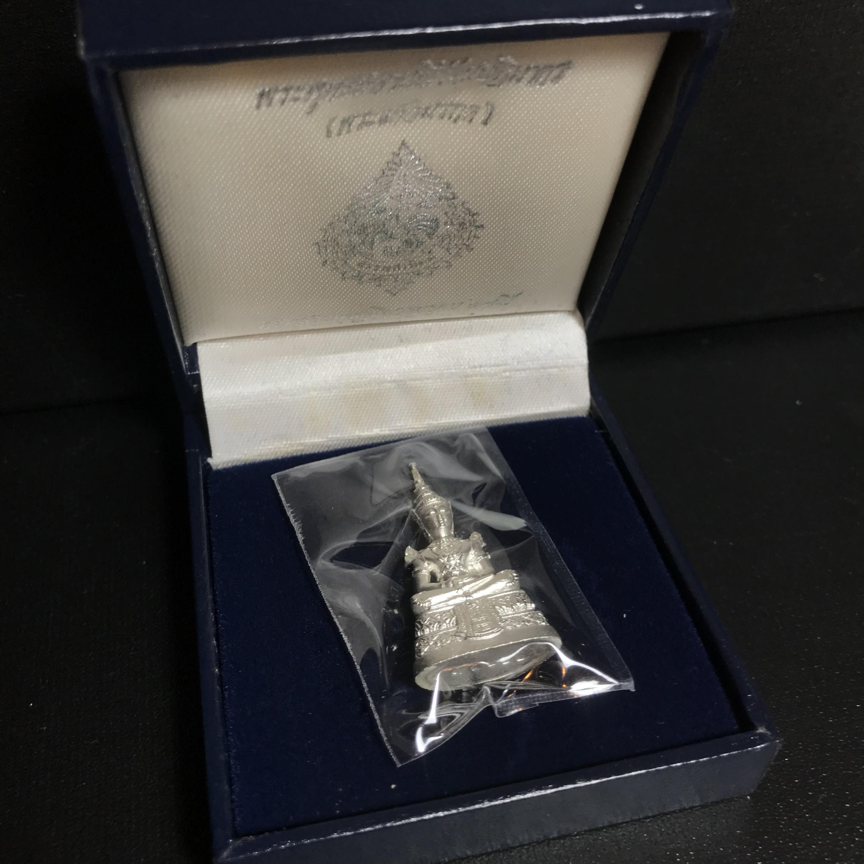 พระแก้วมรกต เนื้อเงินทรายนวลขัดเงา กรมสรรพสามิตจัดสร้างขึ้นเนื่องในโอกาสครบรอบ 64 ปีของกรมสรรพสามิต และเนื่องในวโรกาสที่พระบาทสมเด็จพระเจ้าอยู่หัวทรงครองราชย์ครบ 50 ปีในปีกาญจนาภิเษก เมื่อ พ.ศ.2539(คัดสภาพและเลขสวย)