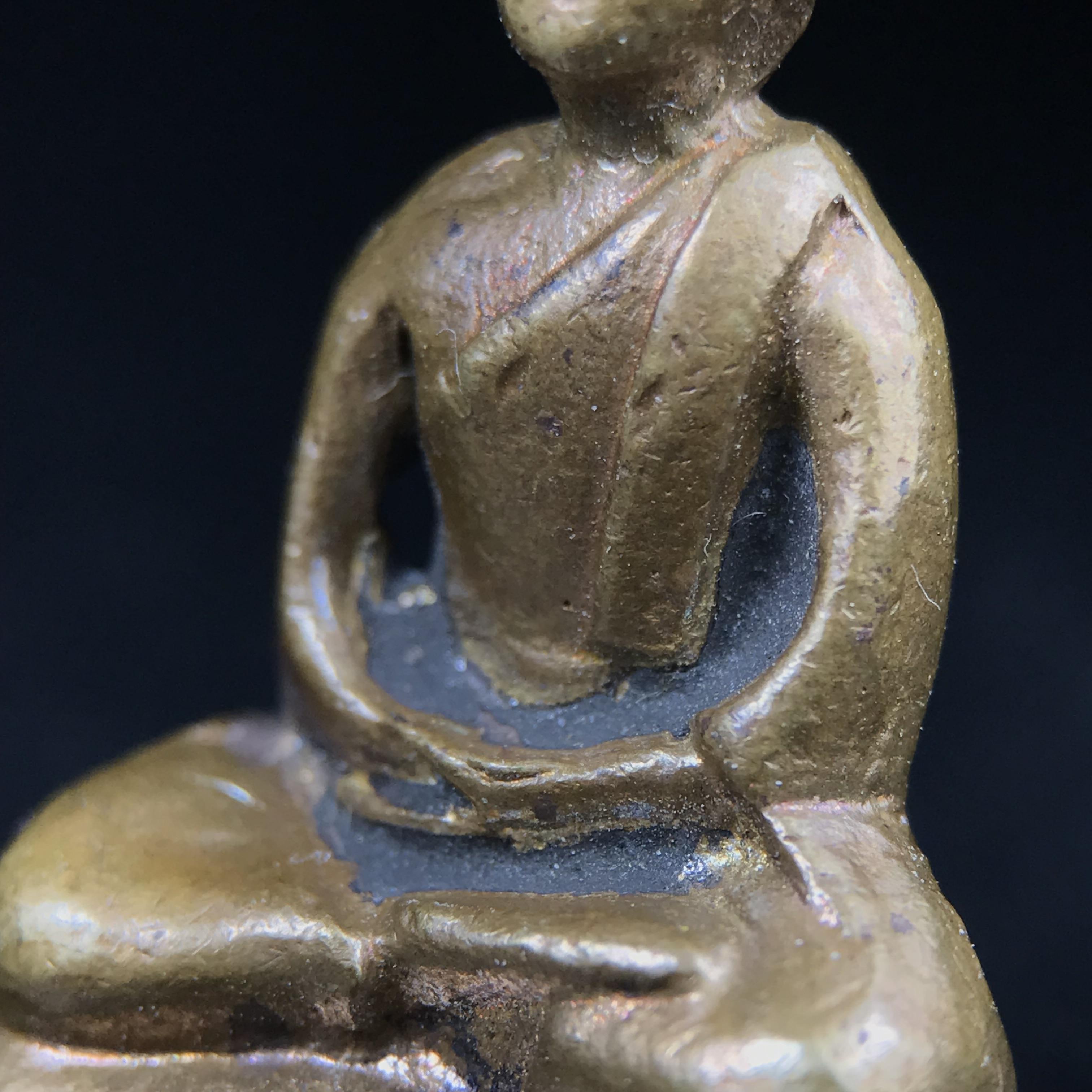 พระกริ่งฝีพระหัตถ์สมเด็จย่า ขนาดห้อยบูชาขนาดเล็ก จัดสร้างขึ้นเนื่องในวาระครบ 6 รอบ เมื่อวันที่21 ตุลาคม พ.ศ.2515(ในหลวงรัชกาลที่ 9 เสด็จพระราชดำเนินทรงเททอง)ปลุกเสกยิ่งใหญ่ เกจิ 108 รูป ร่วมปลุกเสก คัดสภาพสวยแบบนี้พบเจอน้อยมาก หมายเลขต้นๆหลักร้อย หายากมาก