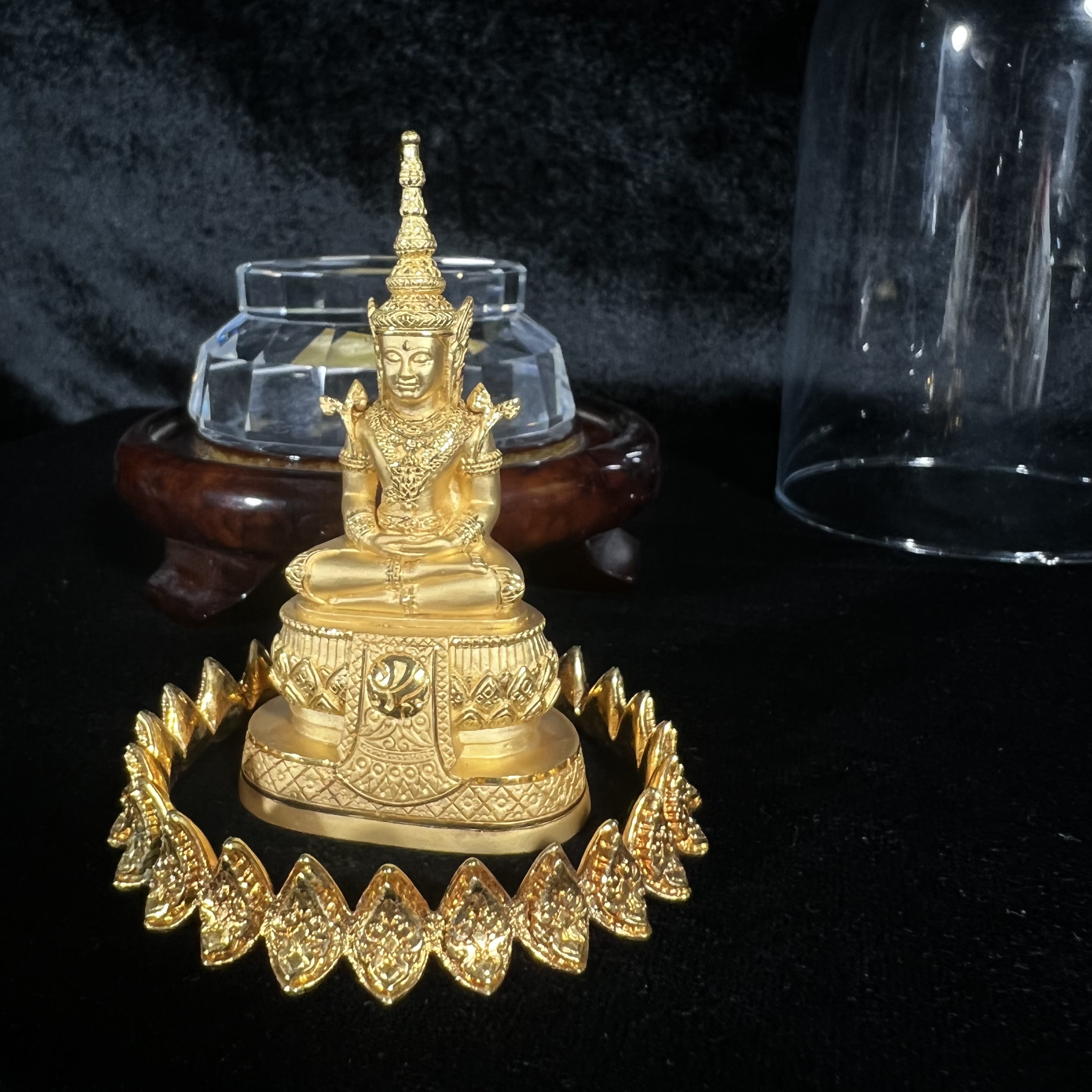 พระแก้วมรกต ภปร.(รุ่นแรก) ปี2545 รุ่นฉลองกรุงรัตนโกสินทร์ครบ 220 ปี หล่อลอยองค์ เนื้อทองคำบริสุทธิ์99.99% ขนาดบูชา 50*90 มม. พร้อมฐานวางครอบแก้วเดิม(สวยงามและหายากมาก)(1ใน1000องค์)