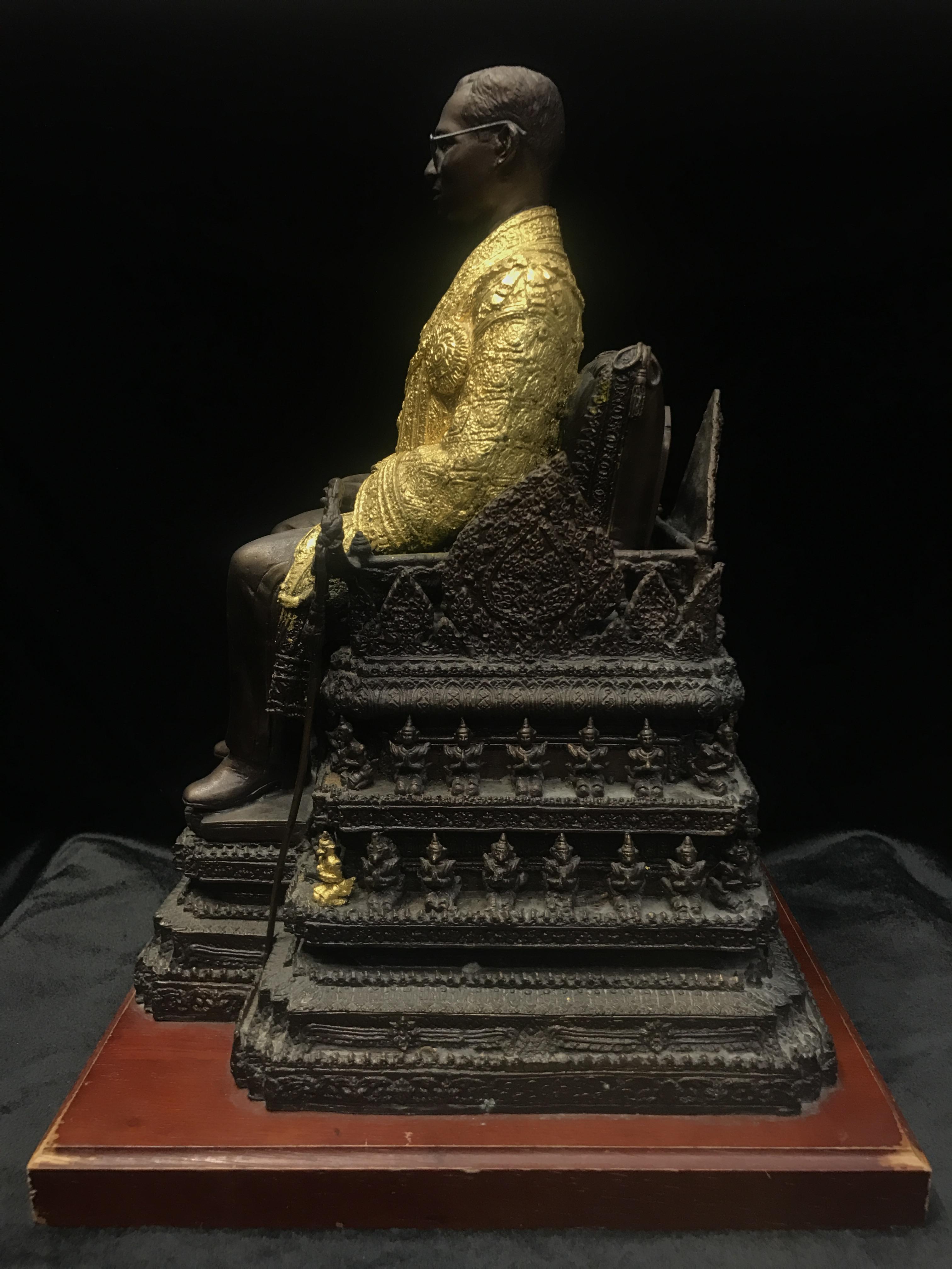 พระบรมรูปพระบาทสมเด็จพระเจ้าอยู่หัวรัชกาลที่9(นั่งบัลลังก์) กระทรวงมหาดไทยจัดสร้าง ปี2539