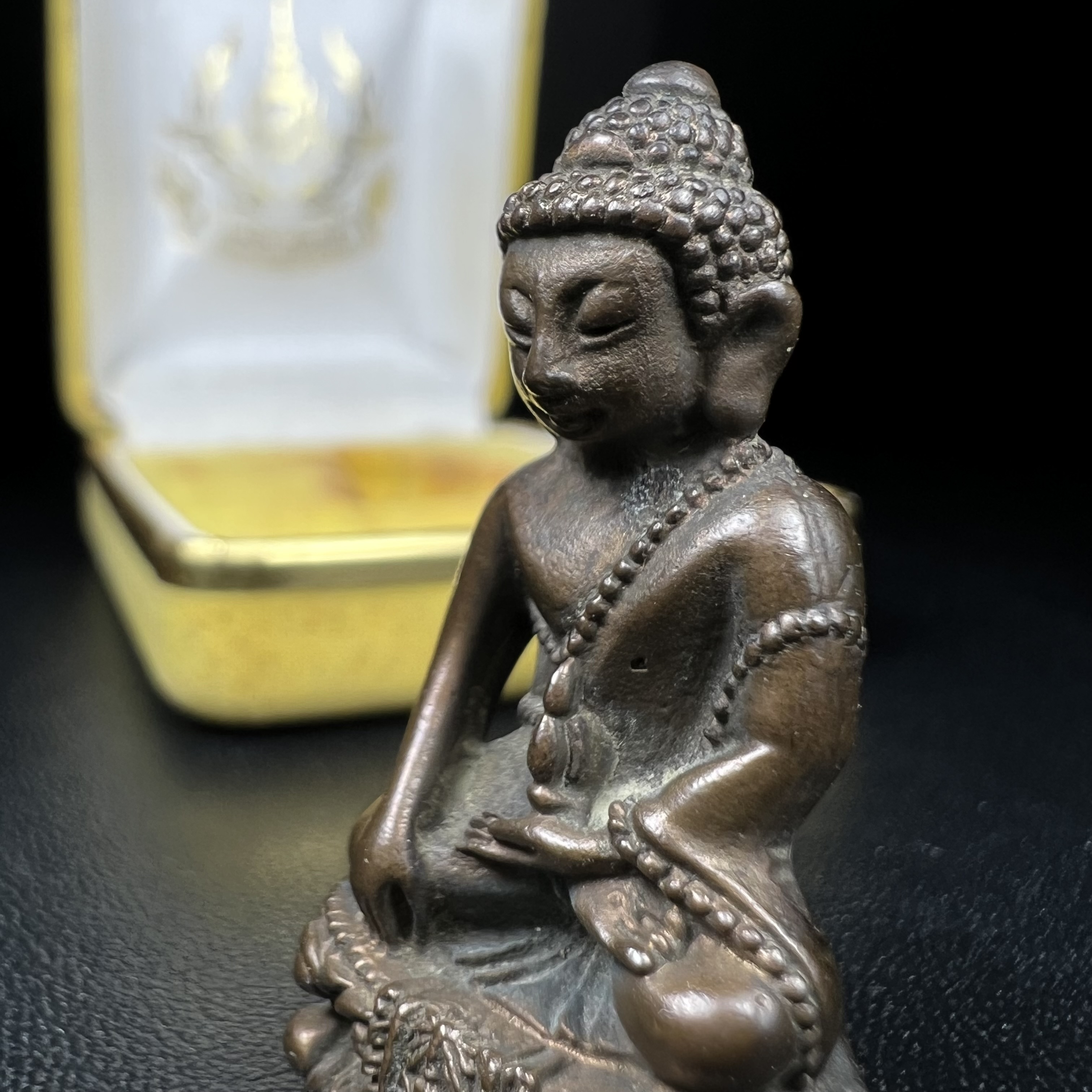 วัตถุมงคลคุ้มเกล้าฯ มหามงคลเฉลิมพระชนมพรรษา 6 รอบ รัชกาลที่ 9 ชุดพิเศษกรรมการ(หายาก) (ในหลวงรัชกาลที่9 ทรงจุดไฟพระฤกษ์และเททอง พิธีใหญ่)ยอดนิยมหายาก