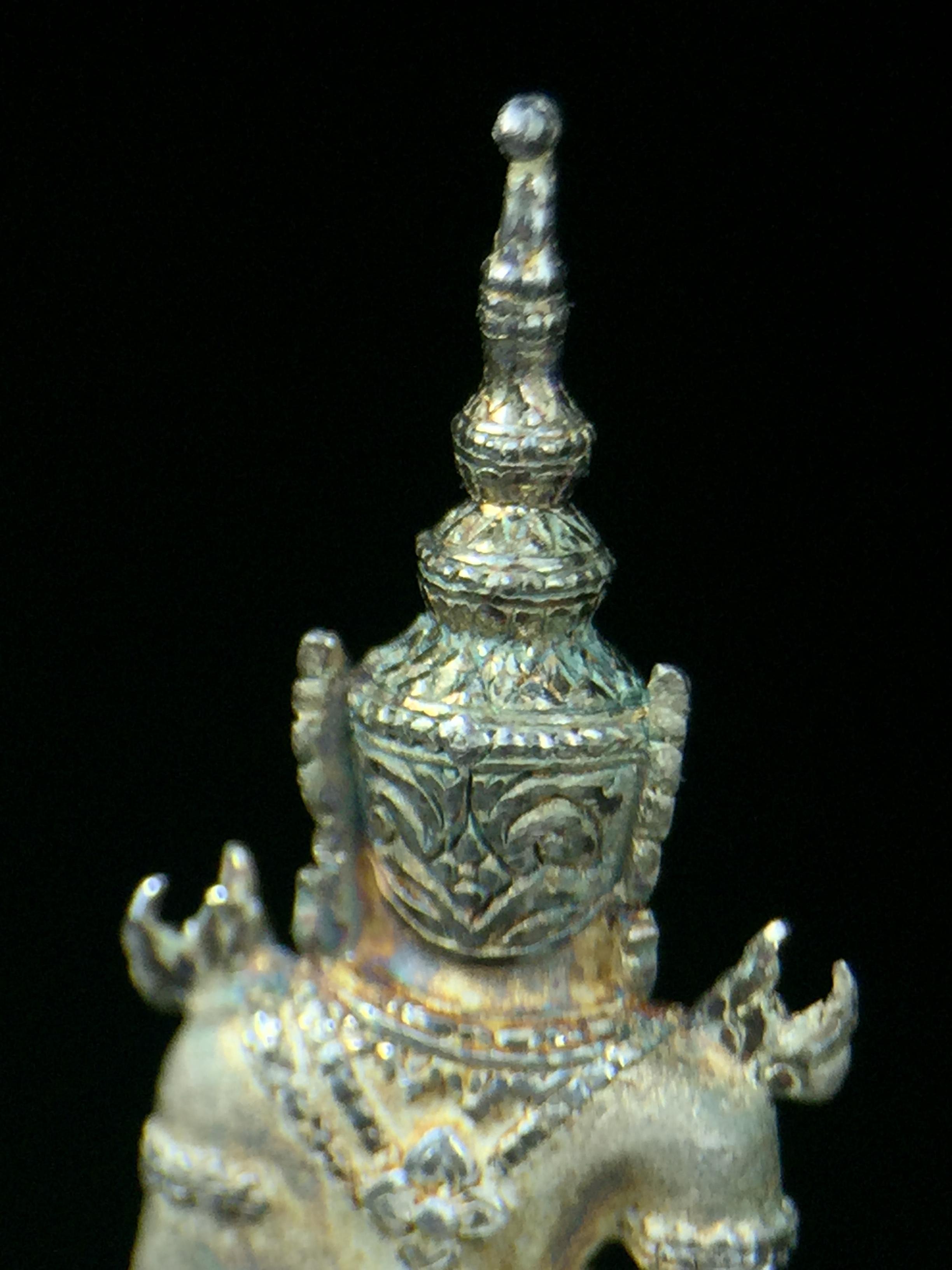 พระแก้วมรกต ภปร. ปี2547 จัดสร้างโดย รพ.ภูมิพลฯ ลอยองค์ หน้าตัก 1/2 นิ้ว เนื้อเงิน(สภาพผิวเดิมขึ้นสีรุ้งธรรมชาติ แบบนิยม สวยมากๆเสน่ห์พระเนื้อเงิน สีสันที่ธรรมชาติสรรค์สร้าง) งดงามทรงคุณค่าอีกหนึ่งรุ่นยอดนิยม หายาก(1ใน3000องค์)