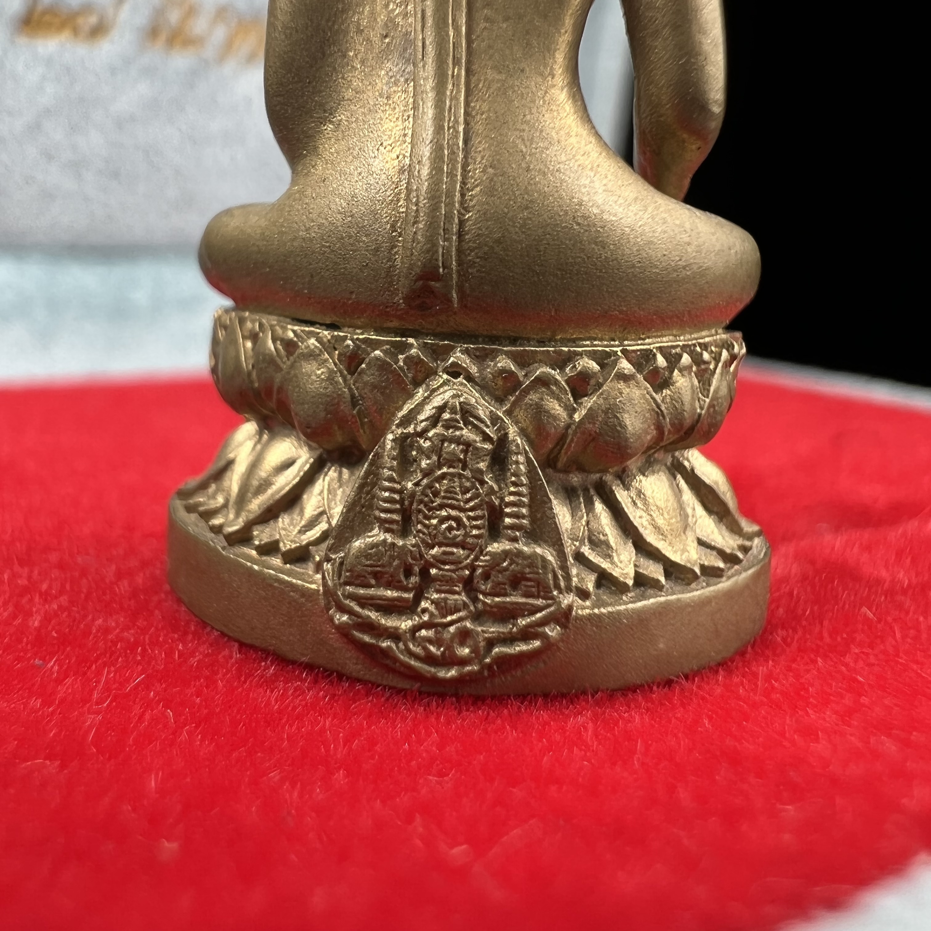 พระกริ่งพระพุทธนวราชบพิตร ครองสิริราชสมบัติครบ 50 ปี พ.ศ.2540 เนื้อทอง93 ชุดพระราชทาน(หายาก)