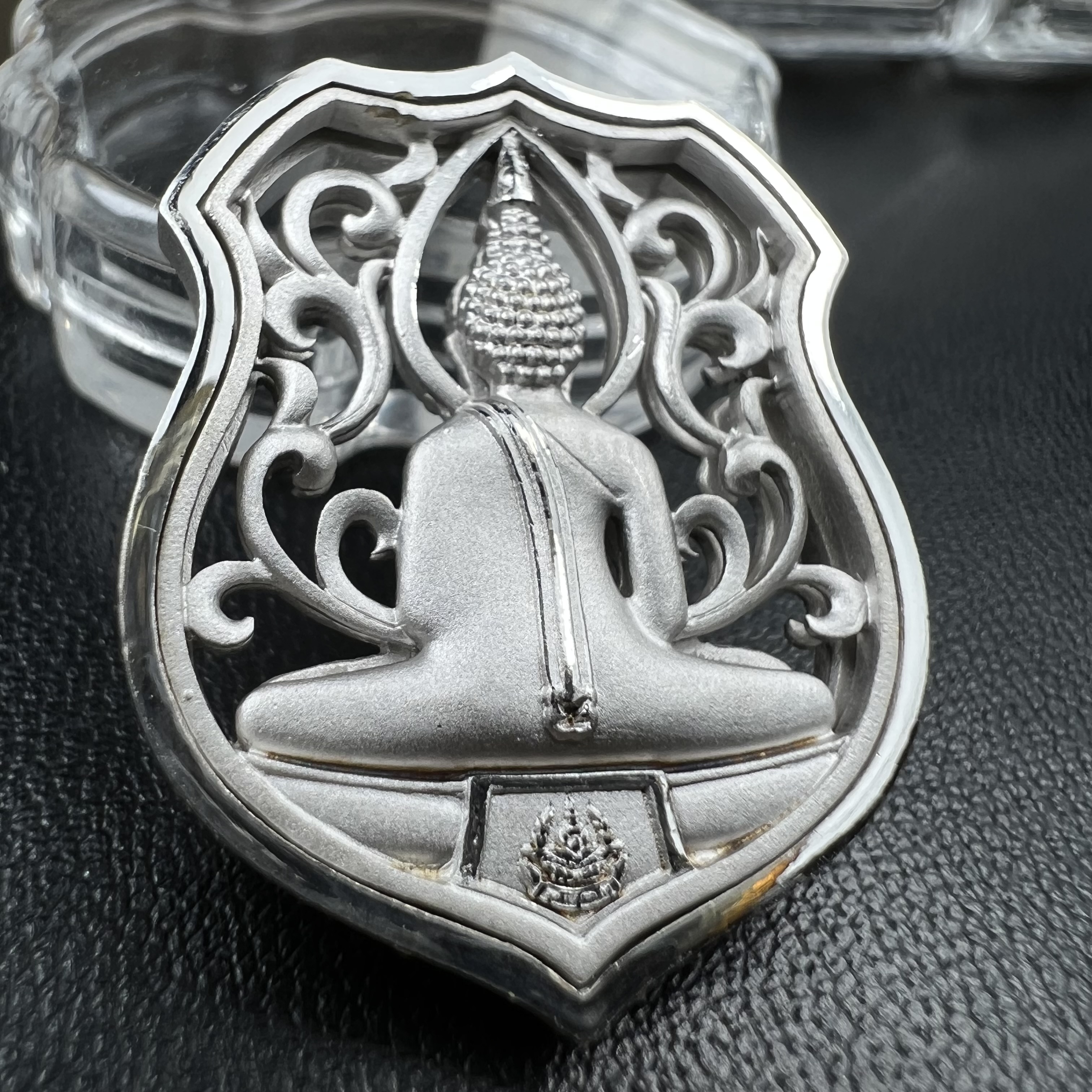 พระพุทธโสธร คุ้มเกล้าฯ ภปร.(ใต้ร่มพระบารมี คุ้มเกล้า) 60ปี รพ.ภูมิพลฯ พ.ศ.2552 เหรียญเนื้อเงิน ชุบทองคำขาว(พิมพ์ รูปอาร์ม+รูปใบมะขาม+รูปห้าเหลี่ยม+รูปสามเหลี่ยม)(1ชุด 4 พิมพ์ ครบทุกแบบที่จัดสร้าง)1 ใน 3000 เหรียญ ครบชุดหายาก