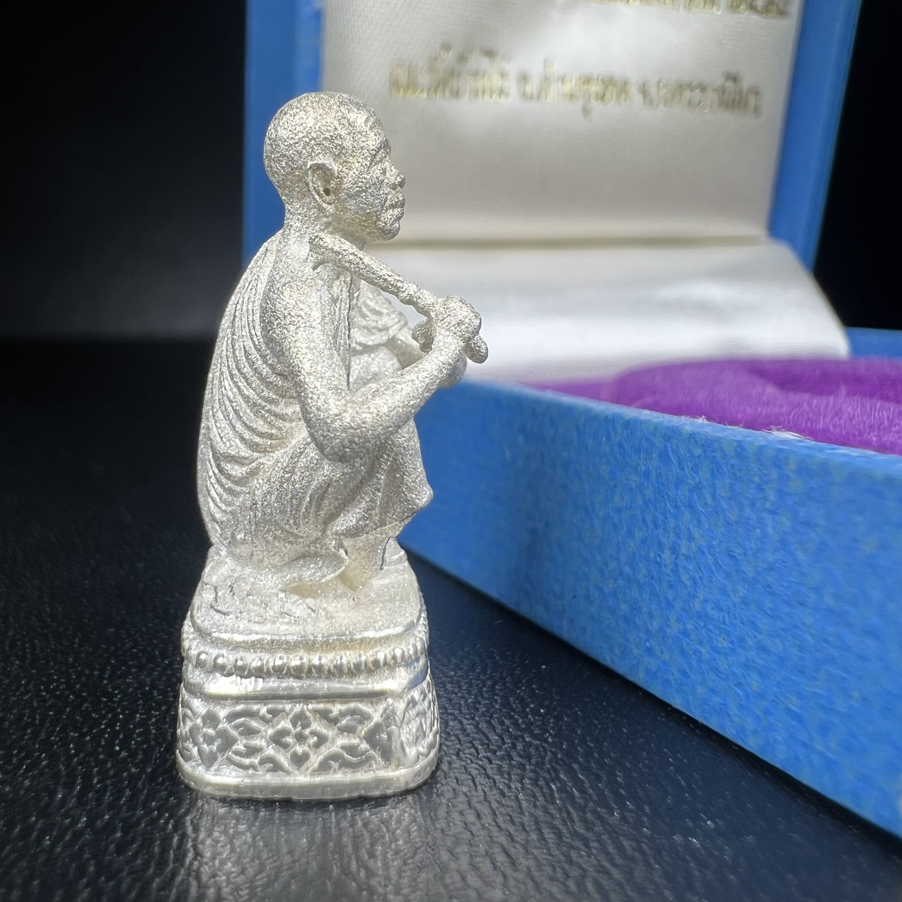 รูปหล่อหลวงพ่อคูณ รุ่นลาภ ยศ ทวีคูณ ปี2538 เนื้อเงินพ่นทรายประกายเพชร พร้อมกล่องบรรจุเดิมครบ(สภาพสวยเดิม นิยม)