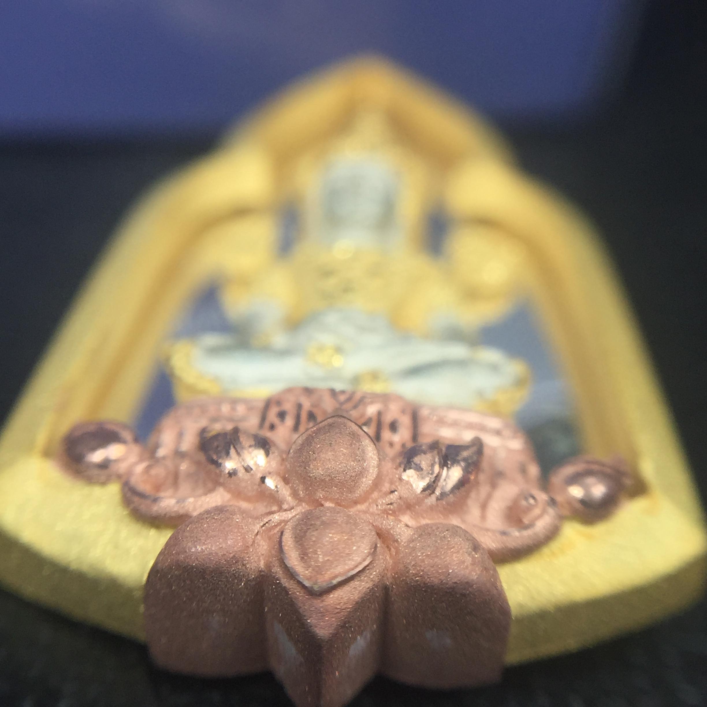 พระแก้วมรกต ภปร. ปี2547 จัดสร้างโดย รพ.ภูมิพลฯ เนื้อเงิน(3 กษัตริย์) เหรียญทรงซุ้ม(1ใน3000องค์)