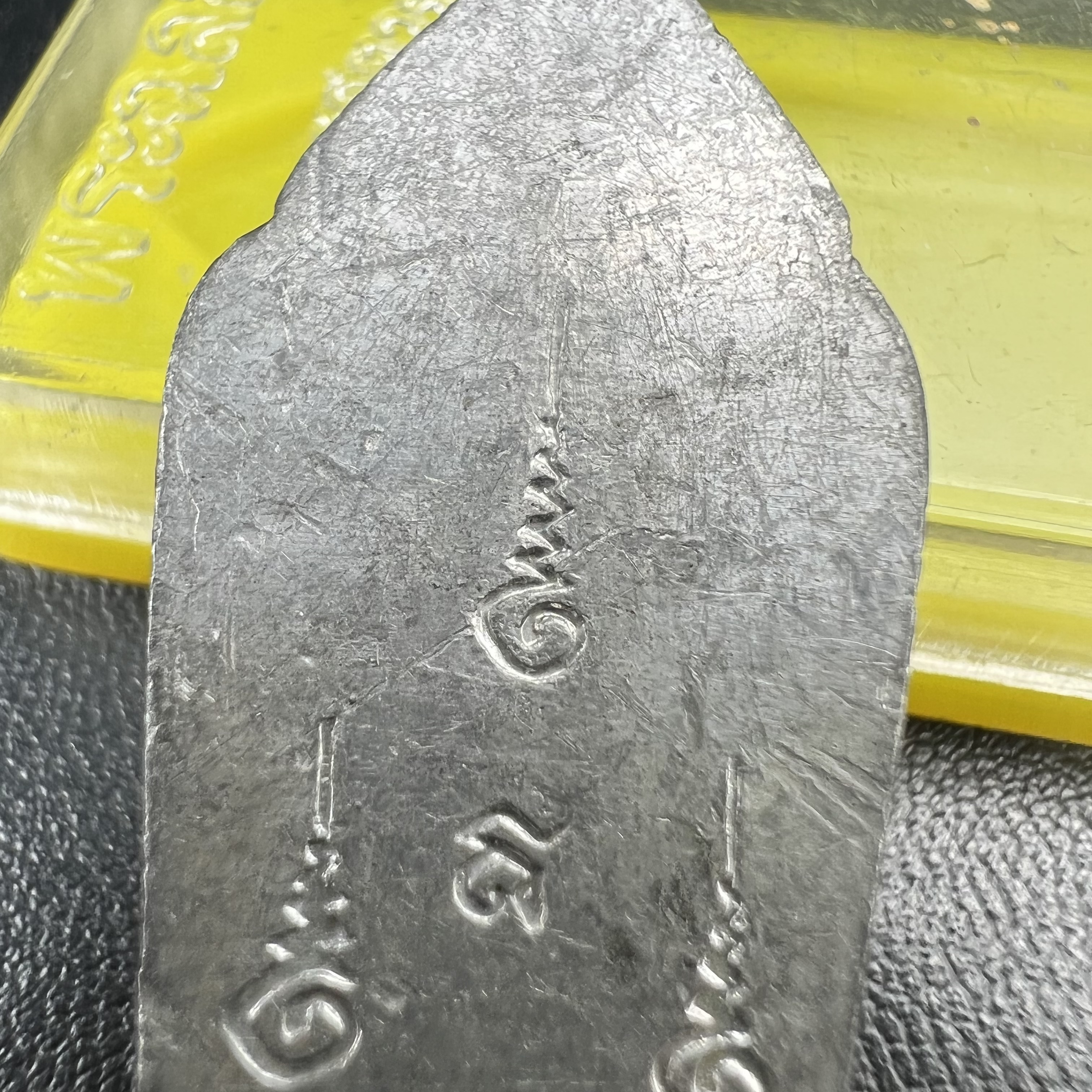 เหรียญพระลีลา 25 พุทธศตวรรษ ปี2500 เนื้อชินดีบุก(พิมพ์หางหงส์ บล็อกมีเขี้ยว)(พระดี พิธีใหญ่ ในหลวง ร.9 เสด็จร่วมพิธี)