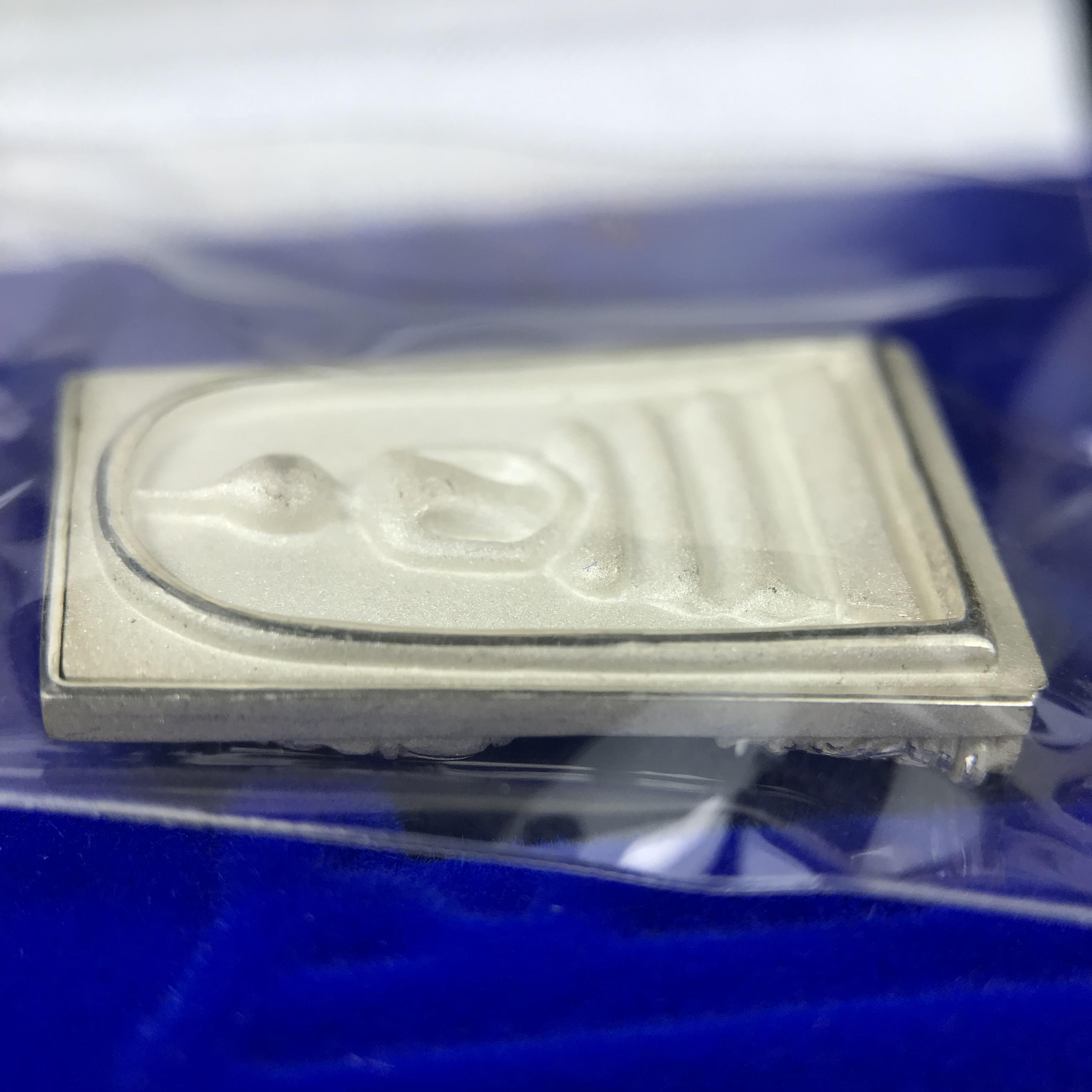 สมเด็จพุฒาจารย์ (โต พรหมรังสี) อนุสรณ์ 128 ปี สมเด็จพระญาณสังวร สมเด็จพระสังฆราช ทรงเมตตาอธิฐานจิต ปี 2543 มหาพุทธาภิเษก 3วาระ เหรียญรูปเหมือนสมเด็จพุฒาจารย์โตด้านหลังพระสมเด็จ พิมพ์ใหญ่เนื้อเงิน ขนาด 1.8 x 2.7 ซม. ทรงคุณค่าทั้งด้านความงานด้านพุทธศิลป์ แล