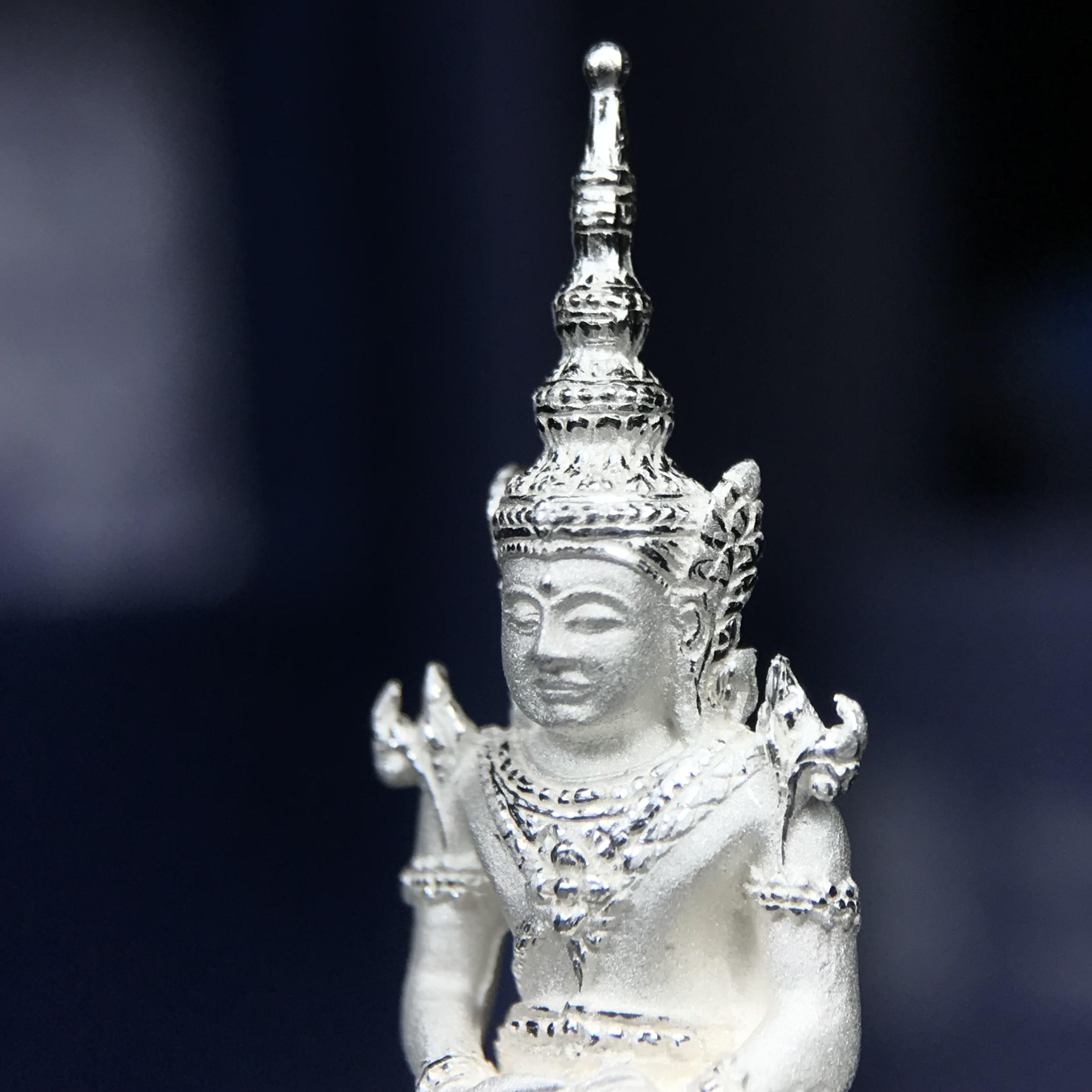 พระแก้วมรกต ภปร. ปี 2547 จัดสร้างโดยโรงพยาบาลภูมิพลอดุลยเดช เนื้อเงิน ลอยองค์ หน้าตัก 1/2 นิ้ว พิธีมหามังคาภิเษก ณ พระอุโบสถวัดพระศรีรัตนศาสดาราม(วัดพระแก้ว) งดงามทรงคุณค่าอีกหนึ่งรุ่นยอดนิยม หายาก(หมายเลขต้นๆหลักร้อย ๗๙๓)(1ใน3000องค์)