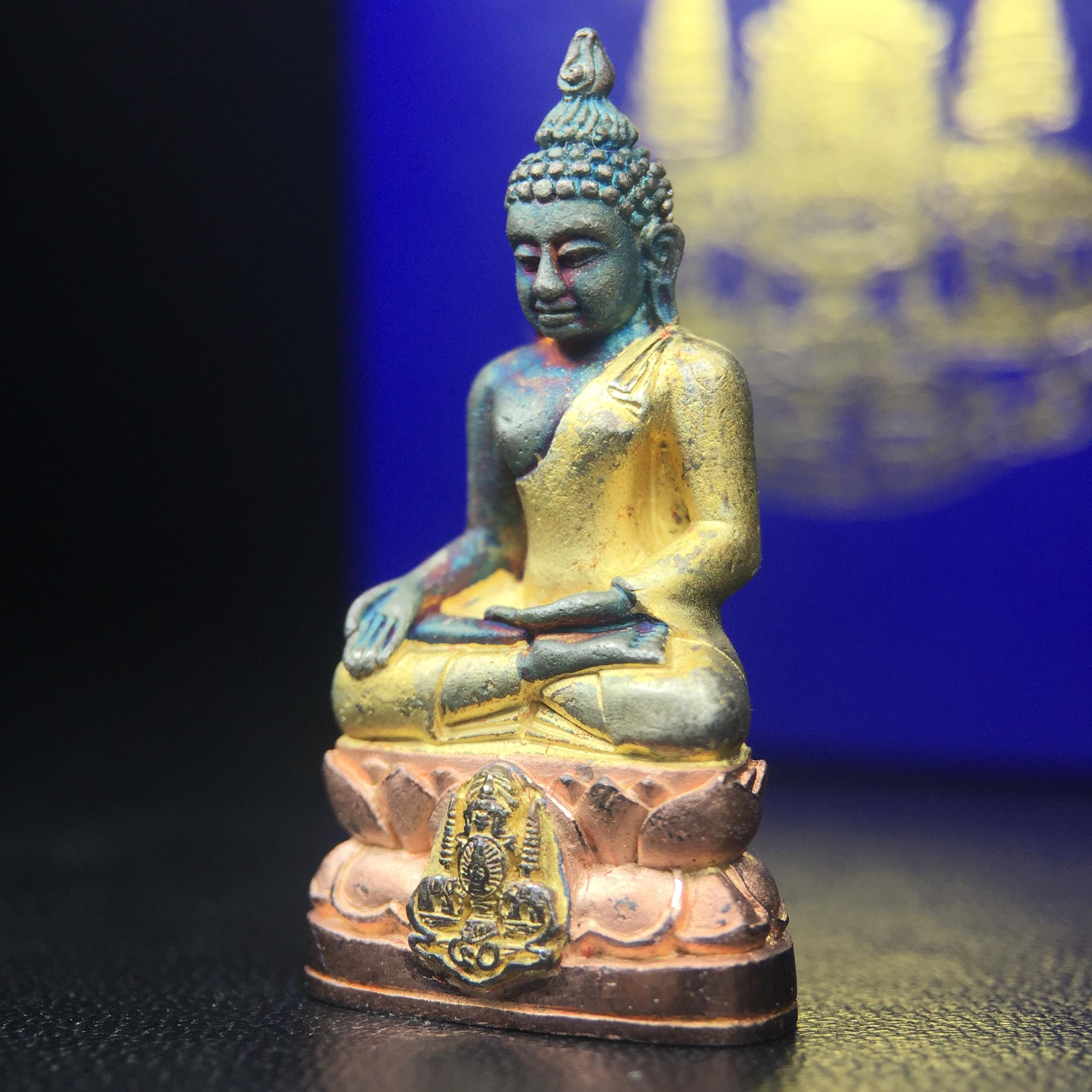 พระกริ่งไพรีพินาศ ครองสิริราชสมบัติครบ 50 ปี พ.ศ.2540 เนื้อเงินสามกษัตริย์ ผิวเดิมๆขึ้นสีรุ้งธรรมชาติแบบนิยม(สเน่ห์พระเนื้อเงินสีสันที่ธรรมชาติสรรค์สร้าง)พร้อมกล่องบรรจุเดิมครบ(เข้มขลังทรงอานุภาพยิ่งใหญ่ กำราบศัตรูพ่ายสิ้น พระไพรีพินาศ)(หายาก)1ใน539 องค์