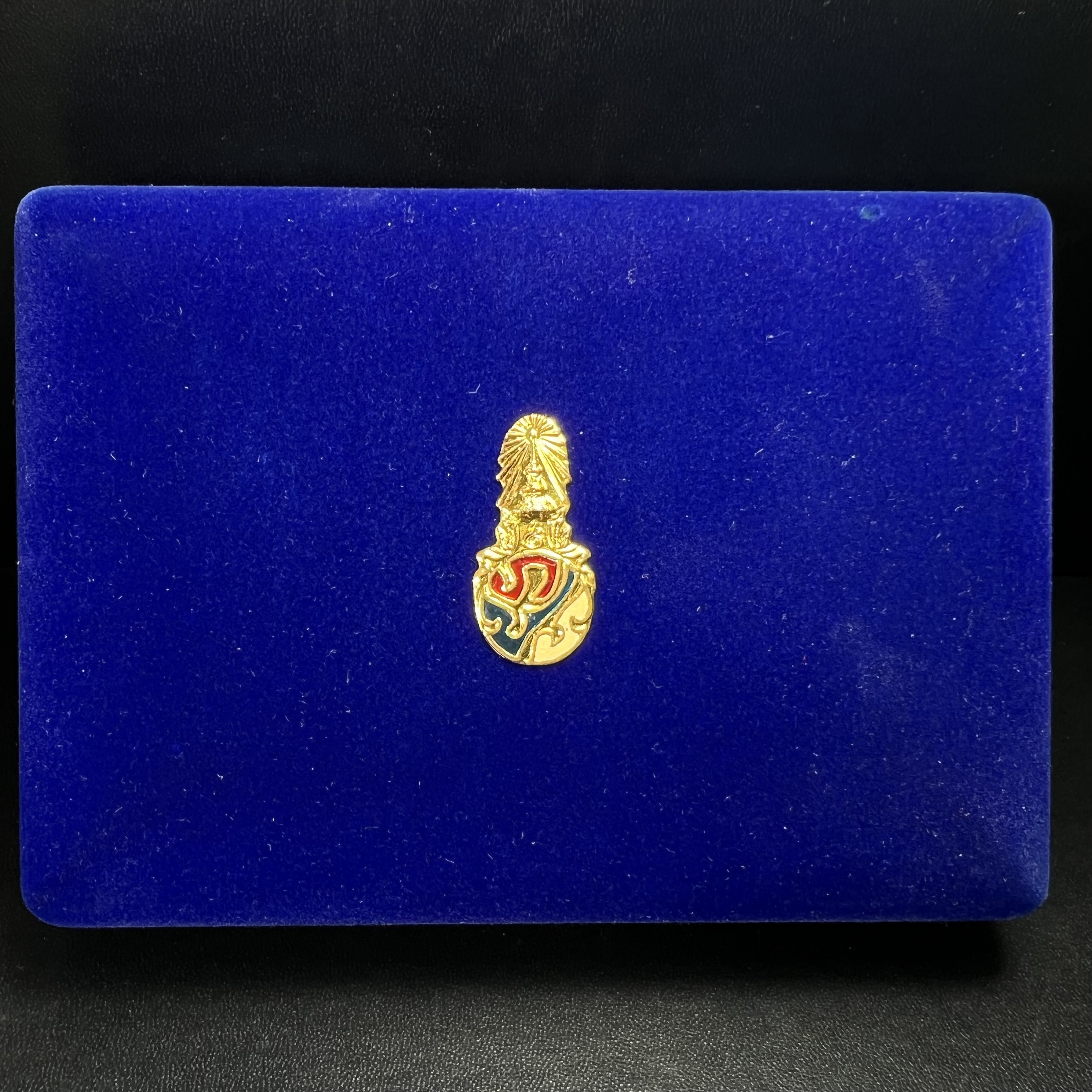 พระคู่ชุดของขวัญ พระหลวงปู่ทวด ภปร.ปี2547 ทรงกลีบบัวและกลีบขนุน(พิมพ์เตารีดและพิมพ์พระรอด)(ชนวนเก่า)เนื้อว่านด้านหลังมี ภปร. เป็นโลหะผสมสูง 3.3ซม.พิธีใหญ่ มวลสารดี ปลุกเสกวัดพระแก้ว(พร้อมกล่องบรรจุเดิม งานเลี่ยมกรอบเดิมจากผู้จัดสร้างห่อหุ้มด้วยทองนพเกล้า)