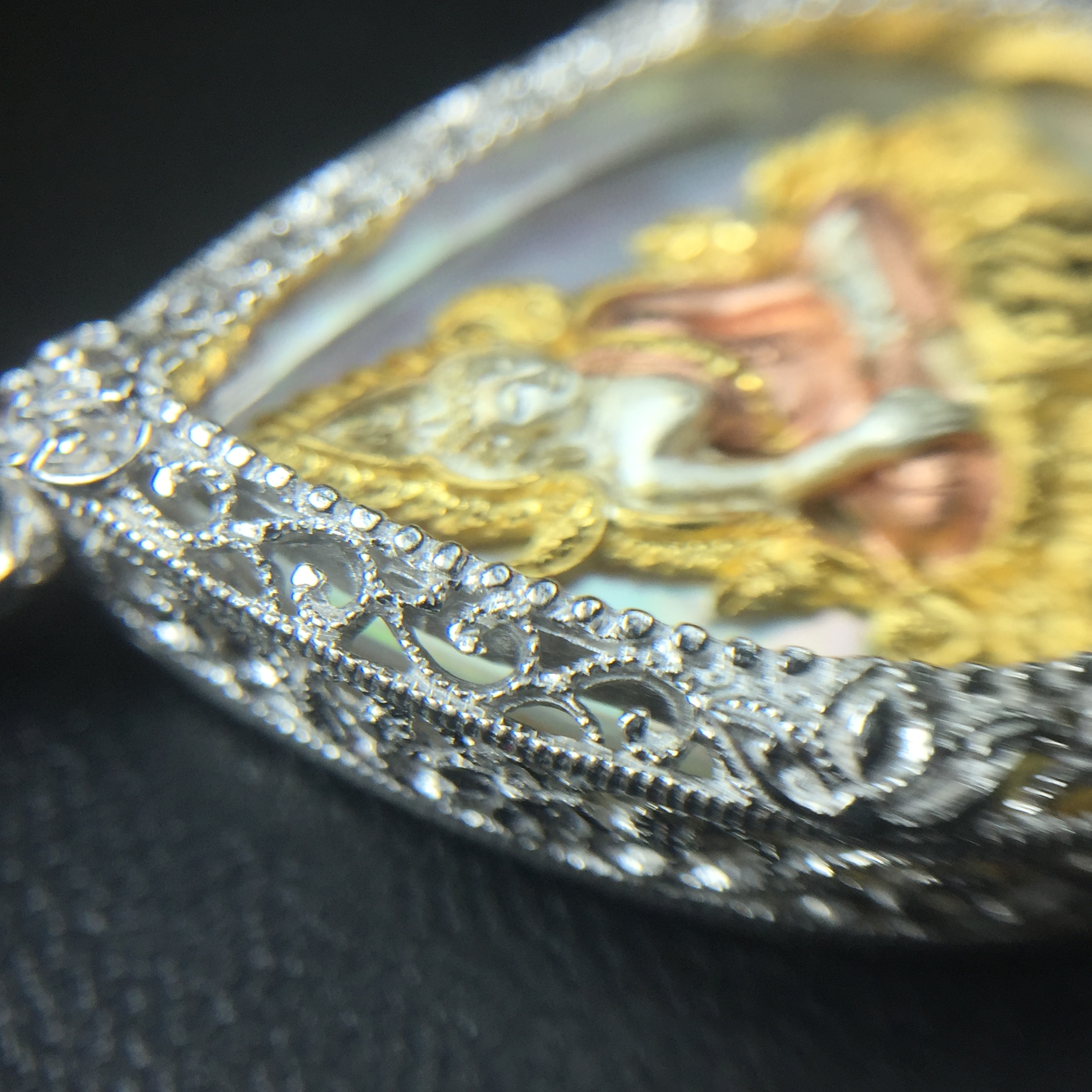 พระพุทธชินราช ภปร. โครงการ "เพราะแผ่นดินนี้ คือ แผ่นดินเกิด" ปี2548(รุ่นแรก) เหรียญทรงใบโพธิ์ ขนาด 21 x 29 มม. เนื้อเงินสามกษัตริย์ องค์พระชุบสามกษัตริย์ ล้อมด้วยกรอบเงินชุบทองคำขาวสลักเสลาเป็นลวดลายละเอียดอ่อน ส่วนพื้นองค์พระเป็นเปลือกหอยมุข