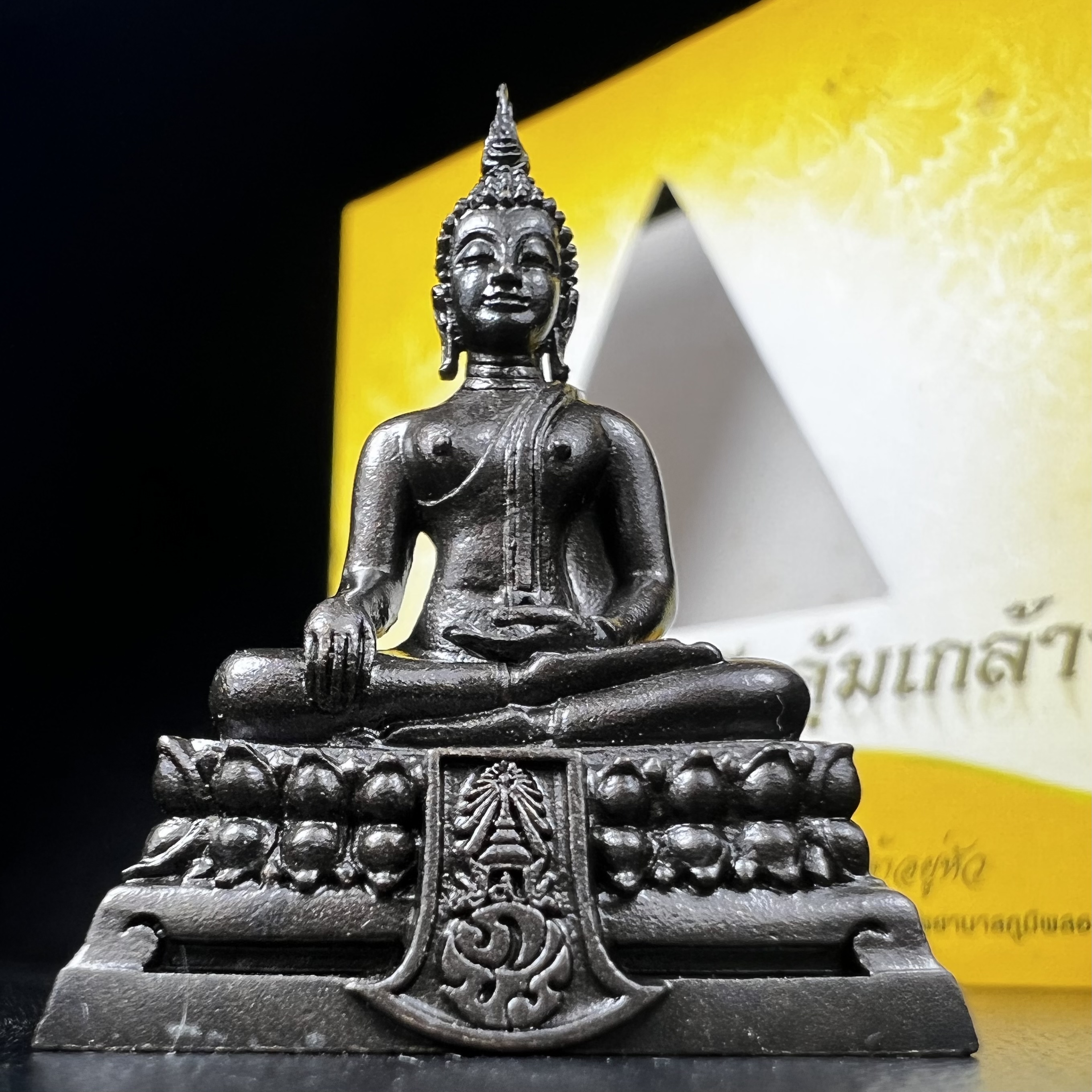 พระพุทธรูปคุ้มเกล้าฯ ภปร.(ใต้ร่มพระบารมี คุ้มเกล้า) 60ปี รพ.ภูมิพลฯ พ.ศ.2552 เนื้อนวโลหะ รมดำ(พิมพ์ใหญ่ขนาด 35.5*24 มม.)