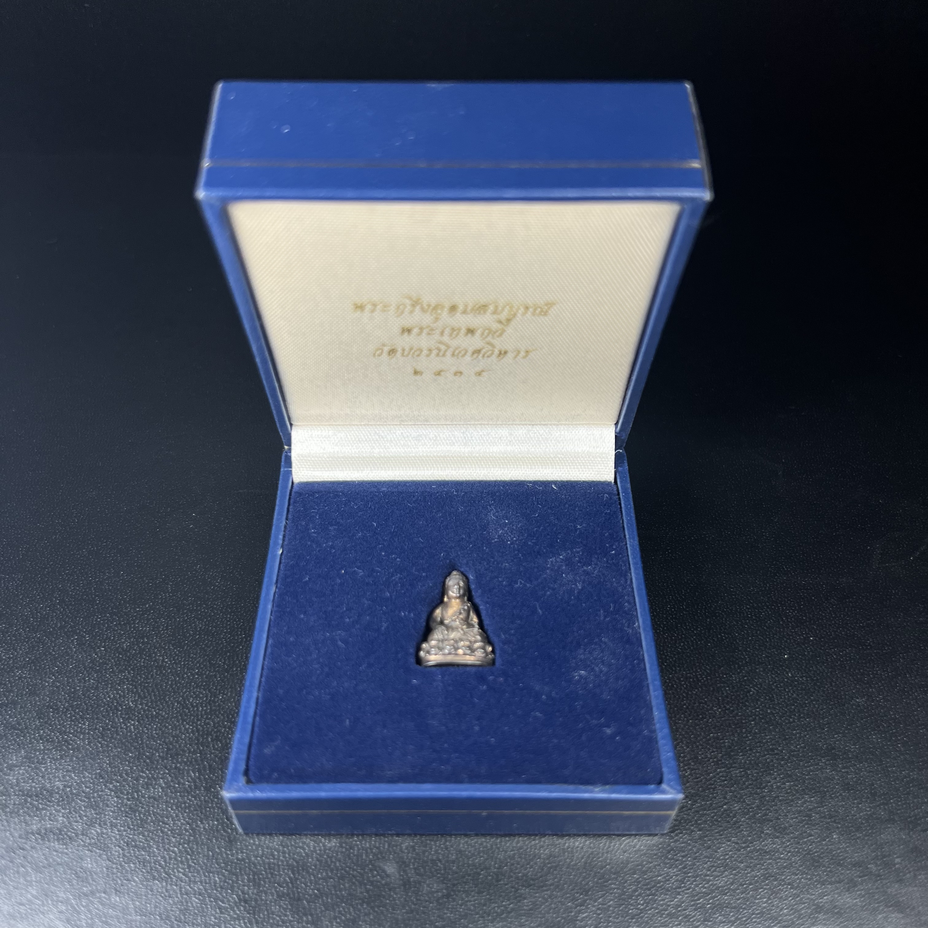 พระกริ่งพุทธอุดมสมบูรณ์(พระปุ้มปุ้ย)รุ่นแรก เนื้อนวโลหะเต็มสูตร วัดบวรนิเวศวิหาร ปี2535 แขวนบูชาไม่มีอดอยาก มีความอุดมสมบูรณ์สมตามลักษณะและมงคลนามตามชื่อ ตามปรารถนา(1ใน2000องค์)หายาก