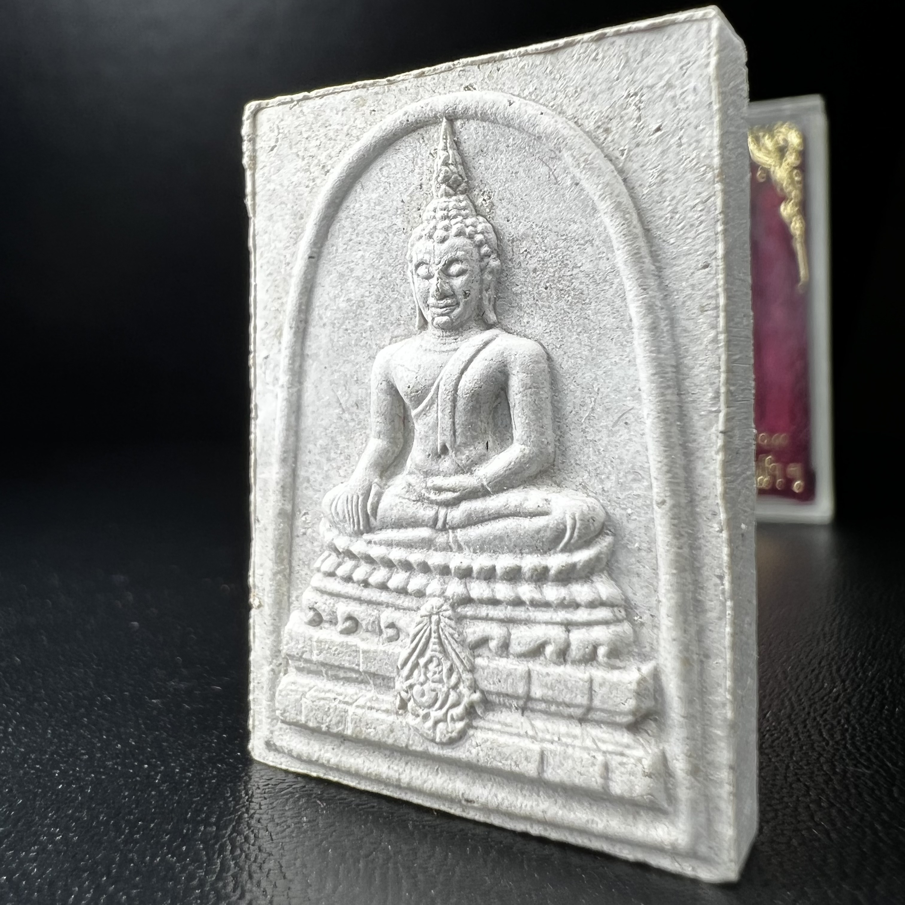 พระพุทธชินสีห์ ภปร. ทันโต เสฏโฐ ปี2533 พิมพ์ใหญ่(องค์นี้ด้านหลังบรรจุพลอยเสกมงคลเยอะมาก) บรรจุพระทนต์ในหลวง รุ่นเดียวในประวัติศาสตร์ ****รุ่นนี้ขอแนะนำ****