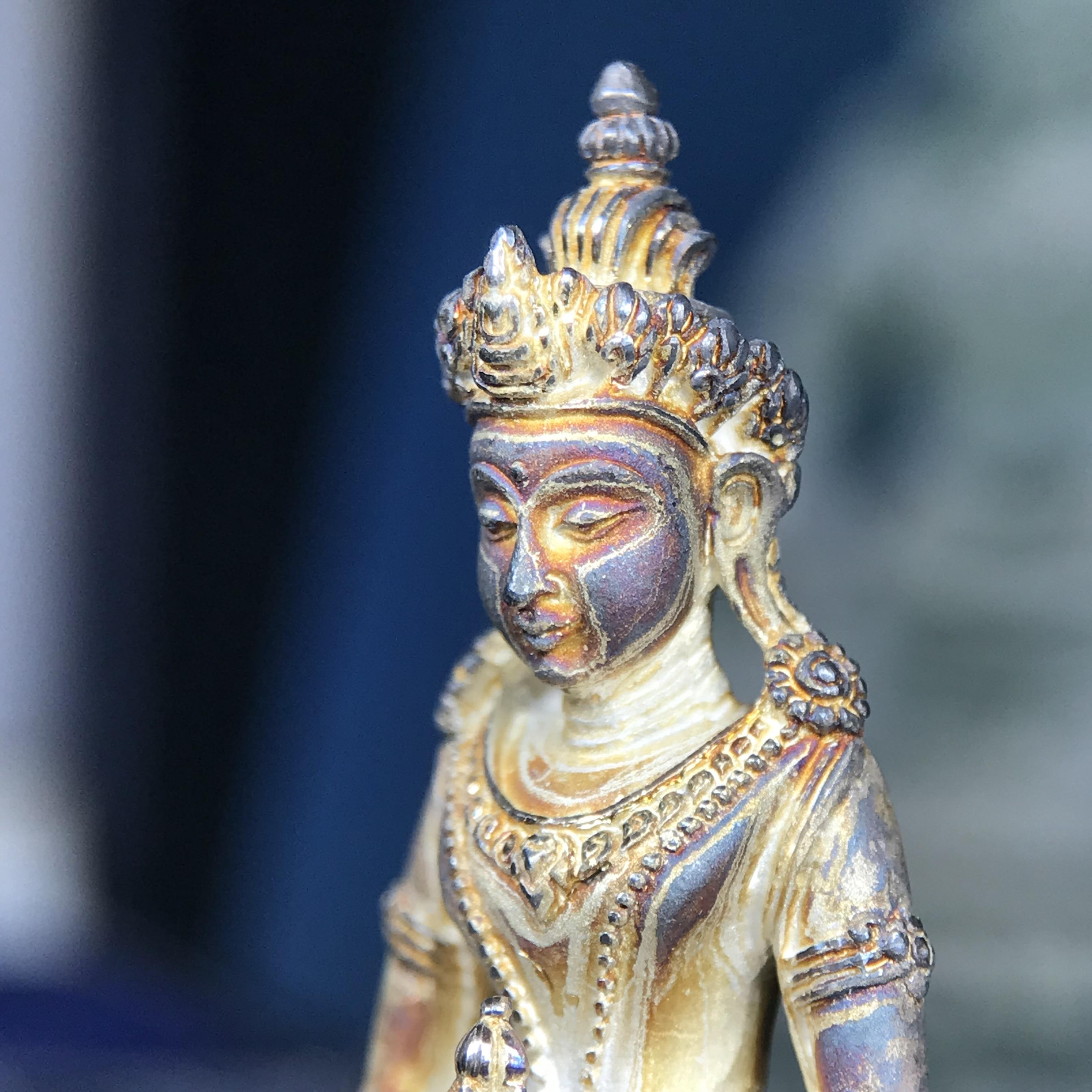 พระกริ่งอวโลกิเตศวร ( เจ้าแม่กวนอิม ) วัดโพธิ์แมนคุณาราม รุ่นอุดมโภคทรัพย์ พ.ศ.2539 เนื้อเงินพ่นทราย(ผิวเดิม ขึ้นสีรุ้งธรรมชาติ แบบนิยม เสน่ห์ของพระเนื้อเงิน) (พร้อมกล่องบรรจุการ์ดใบรับรองเดิมครบ)(อีกหนึ่งรุ่นยอดนิยม พุทธศิลป์สวยงดงาม)หายาก 1 ใน 5000 องค์