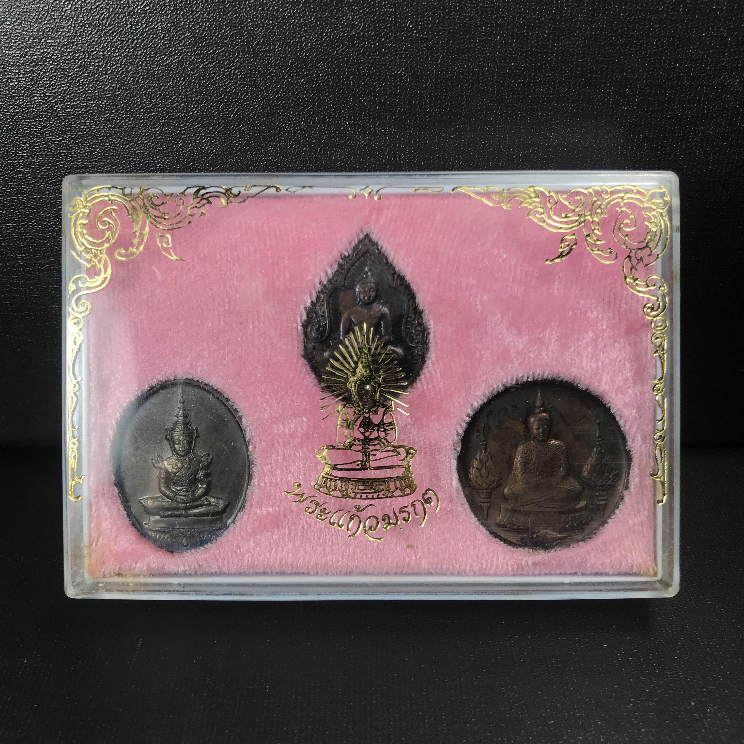 เหรียญพระแก้วมรกตหลัง ภปร ฉลองกรุงรัตนโกสินทร์ครบ 200 ปี พ.ศ.2525 เนื้อทองแดง(ผิวเดิมขึ้นสีรุ้งสวยงาม)กล่องบรรจุเดิมครบ3พิมพ์(บล็อกพระราชศรัธา)(ในหลวงรัชกาลที่9 เสด็จในพิธี)